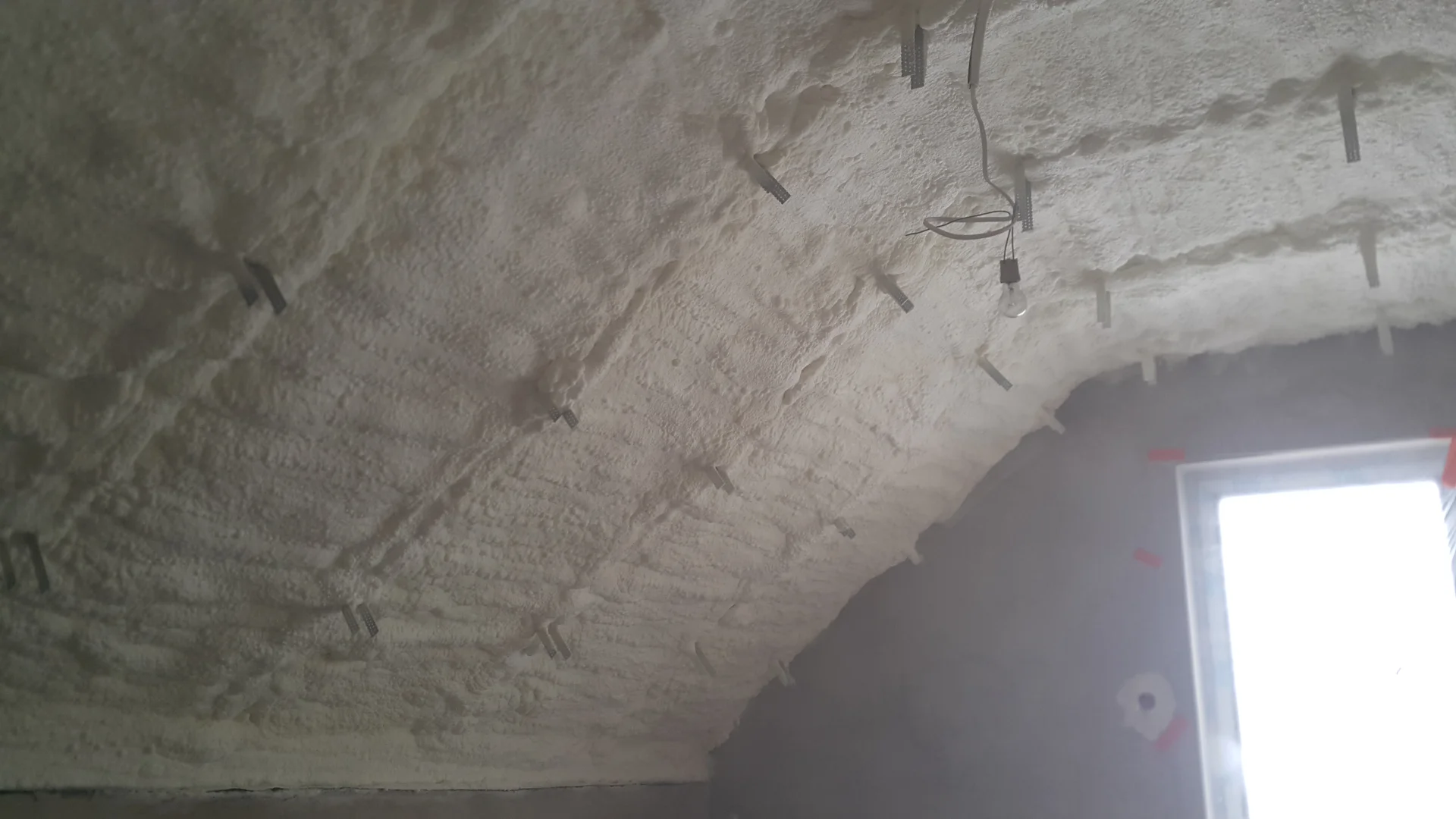 Ocieplenie piana poliuretanowa chroniaca przed przegrzewaniem poddasza