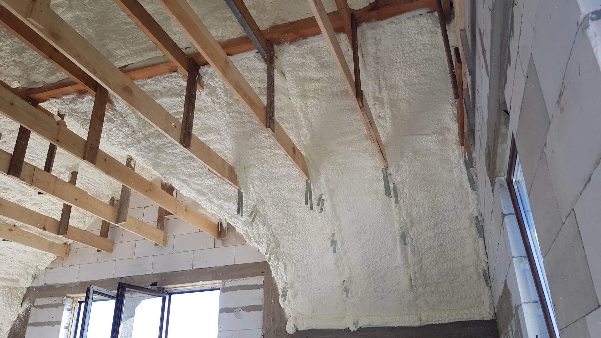 bezpieczne ocieplenie poddasza pianą pur