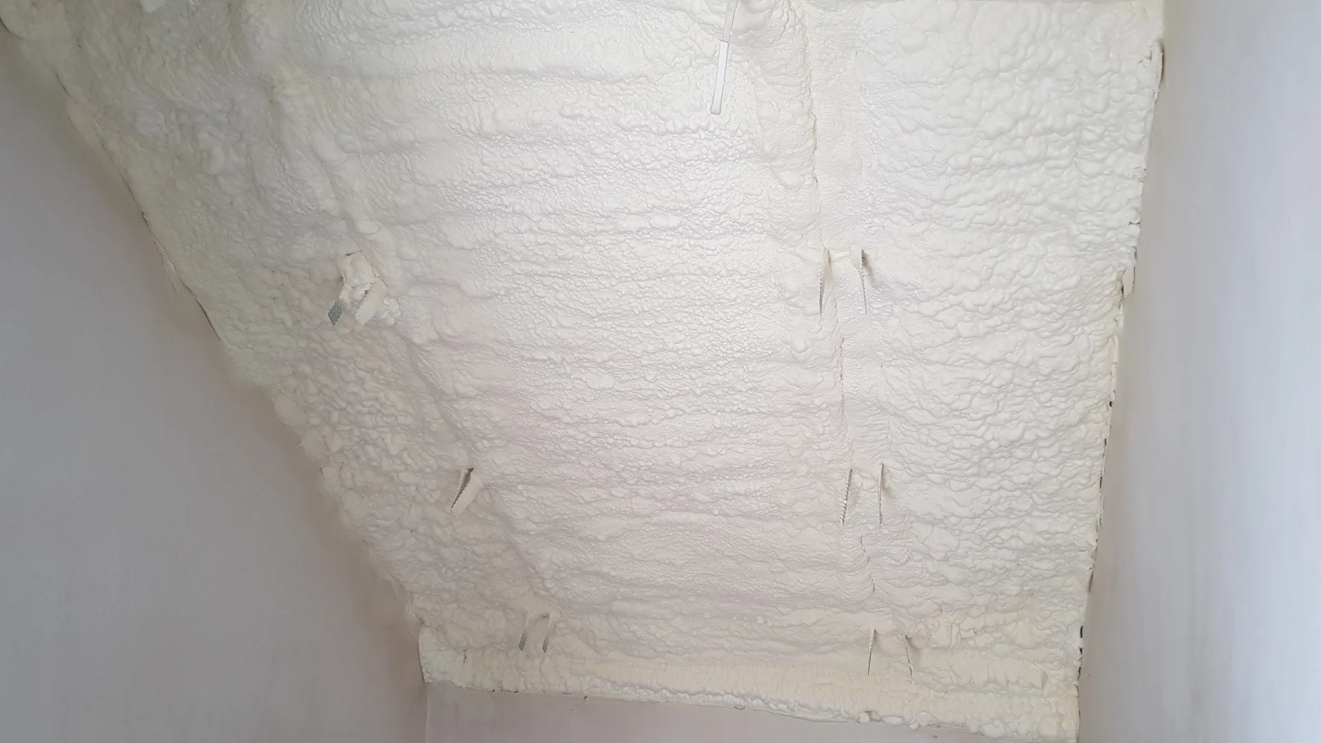 Czy warto ocieplić poddasze przed wykończeniem? Tykająca bomba!