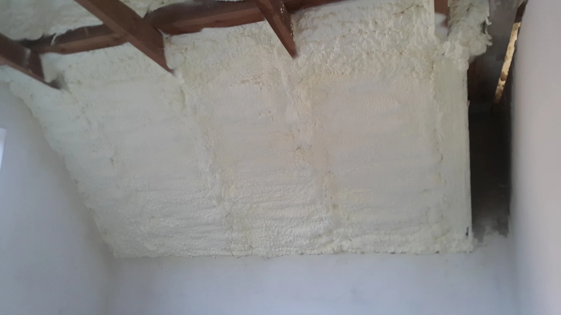 Certyfikowana natrysk izolacji Przysucha - niezawodna ochrona przed wiatrem i wysoce skuteczna piana poddaszowa