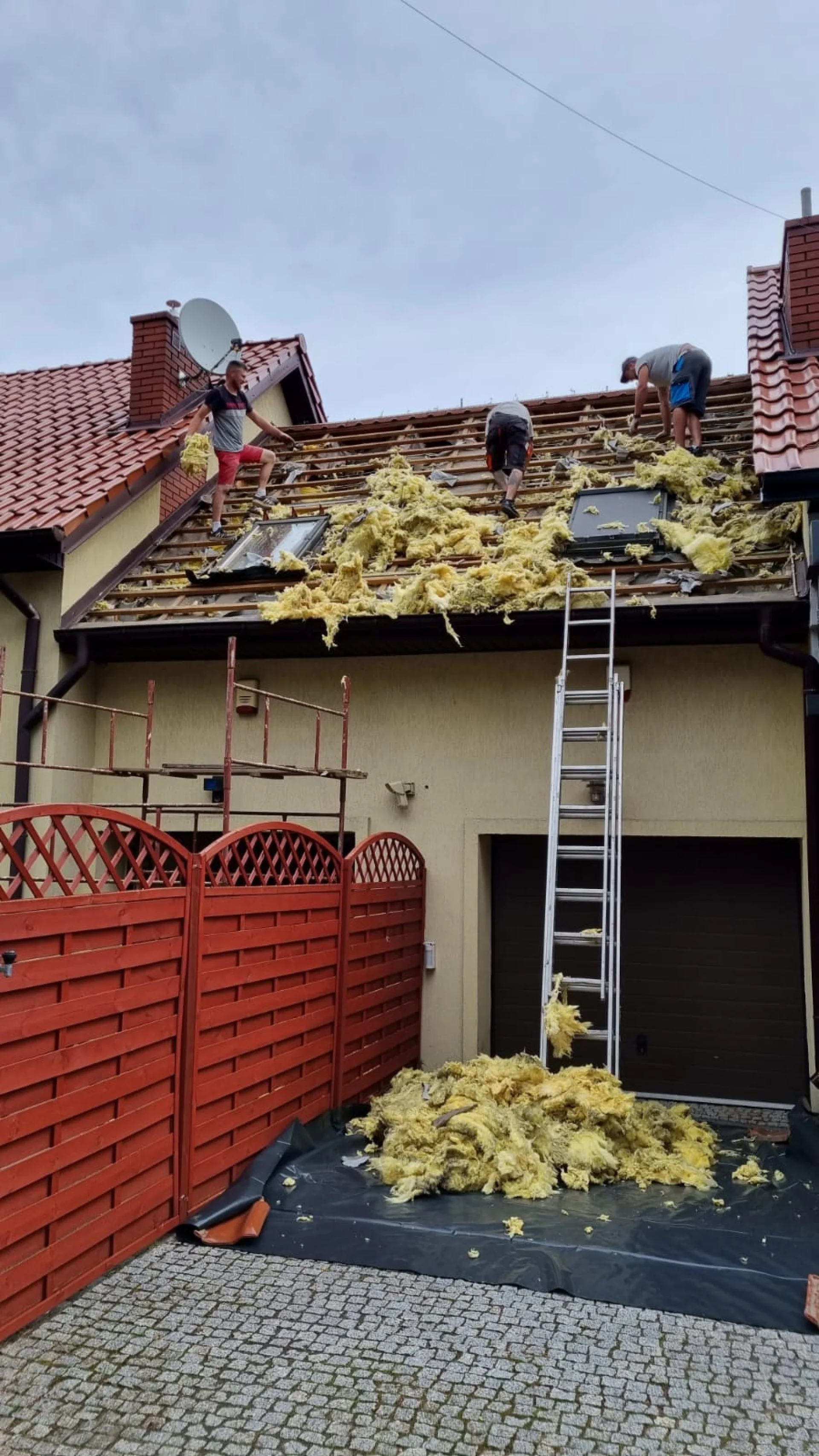 Kuny na poddaszu Żyrardów - demontaż zniszczonego dachu i całkowita wymiana izolacji na barierę z piany PUR