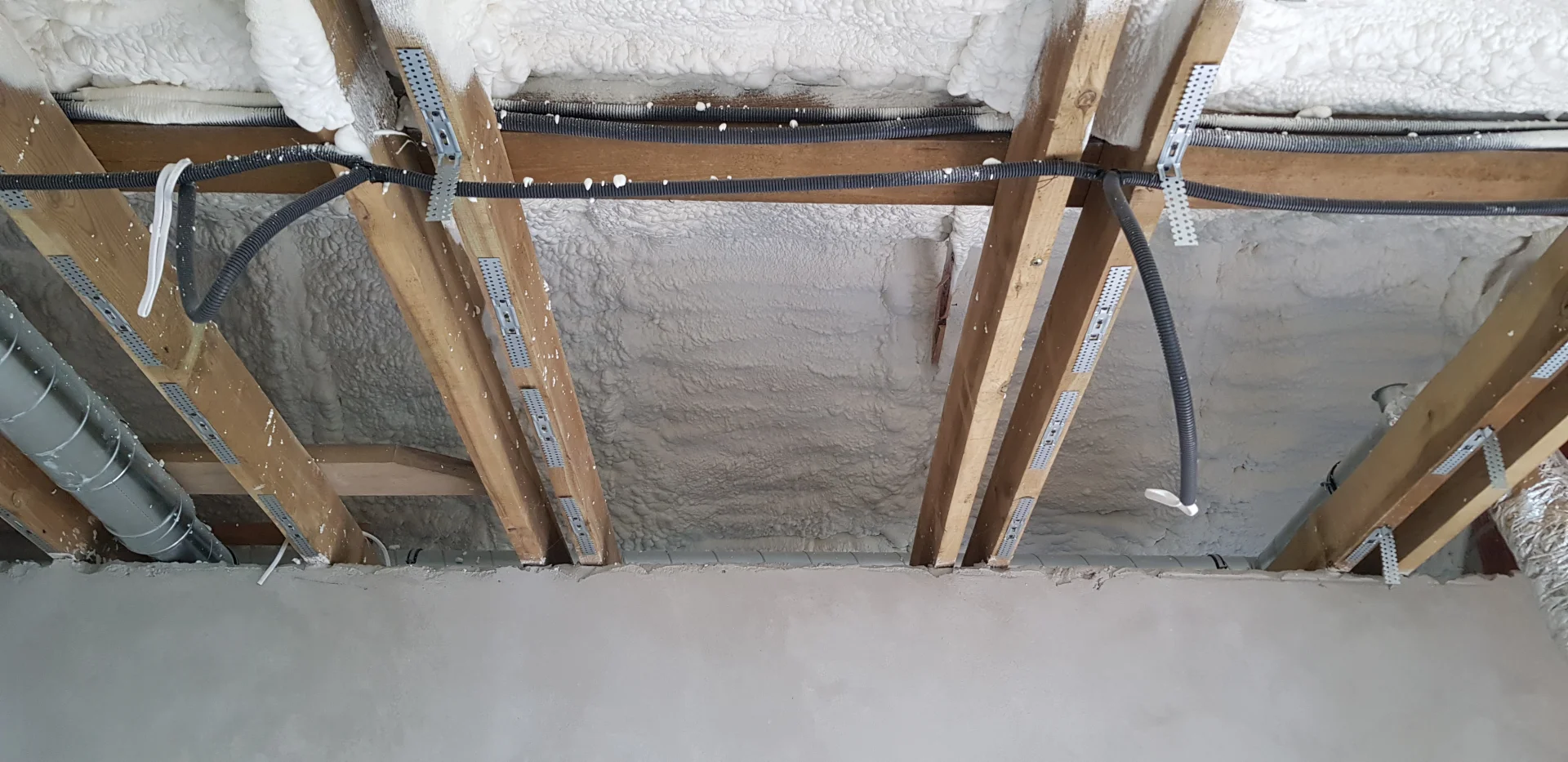 Skomplikowany dach? Piana PUR to jedyny ratunek dla Twojego portfela!