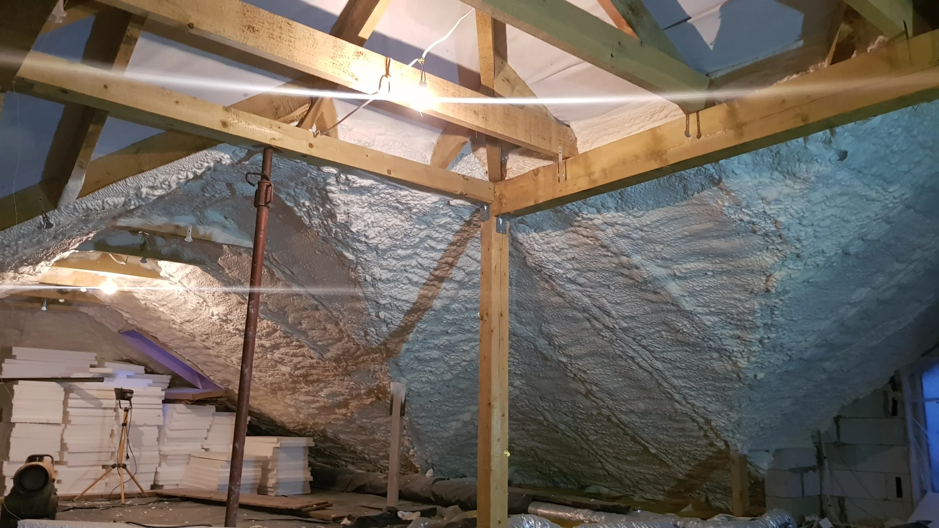 Piana PUR w budynkach użytkowych: Koniec z wyrzucaniem zysków przez dach