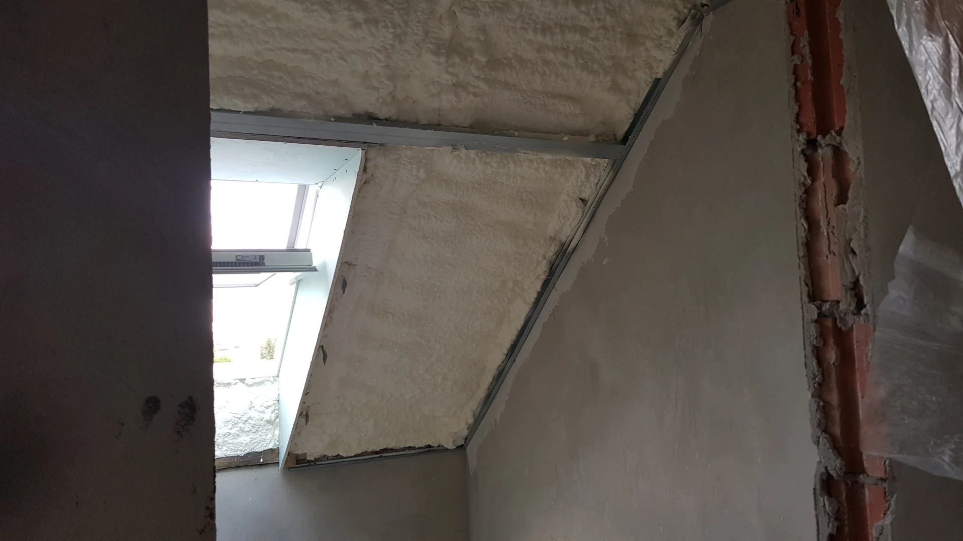 Mostki termiczne na poddaszu? To tykająca bomba w Twoim portfelu!