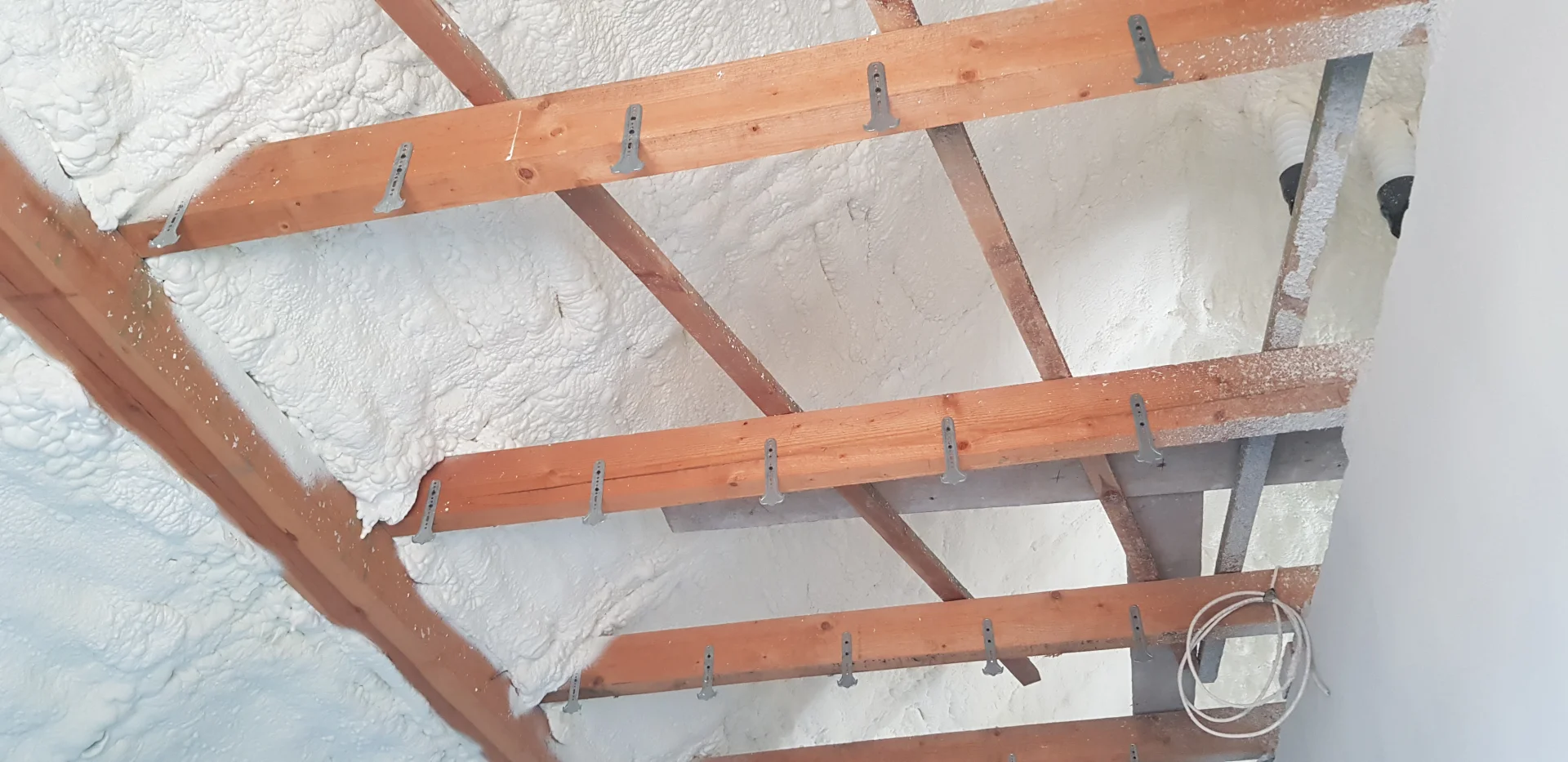 Nakładanie piany w Broku - profesjonalna piana PUR likwiduje gorące poddasze i zabezpiecza dom na lata