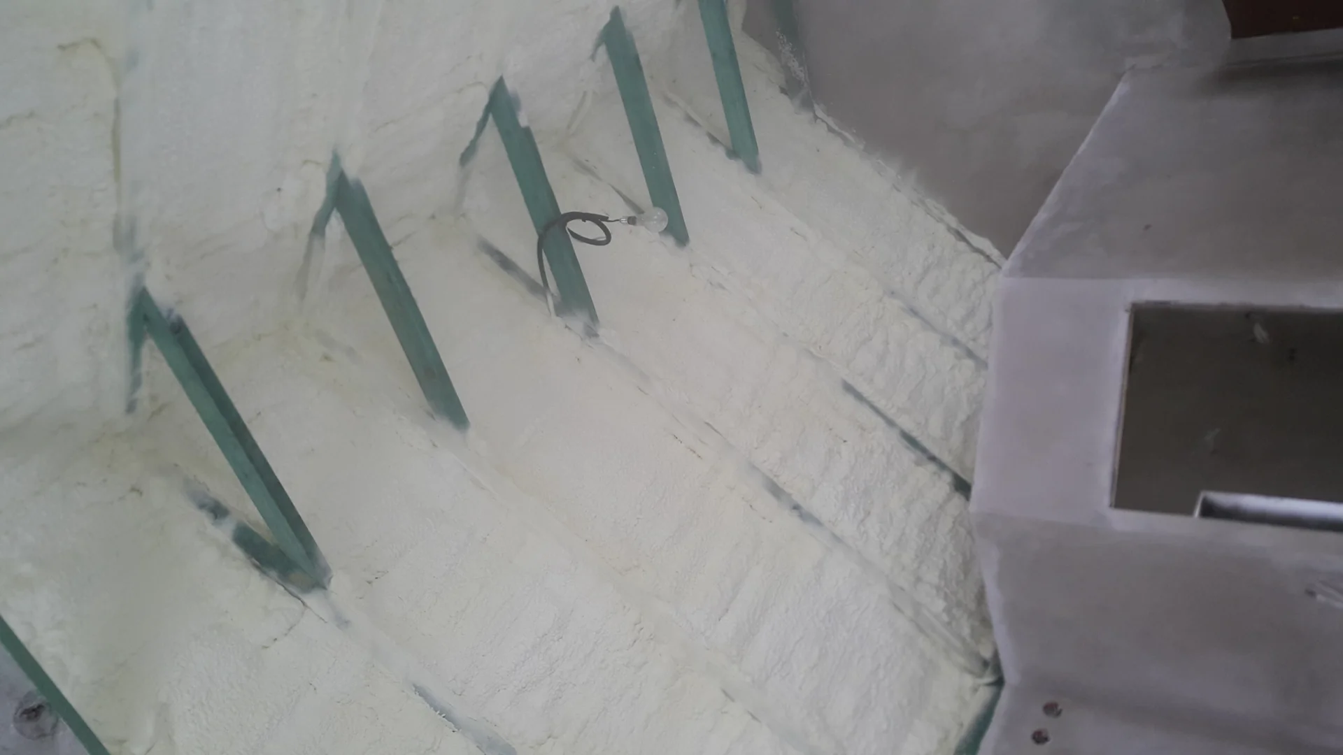 Gorące poddasze na lata Przysucha - niezawodne PUR nakładanie piany działające jako termiczna tarcza w systemie zima lato