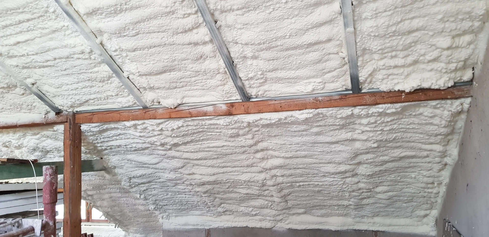proces natrysku piany pur na suchą więźbę dachową