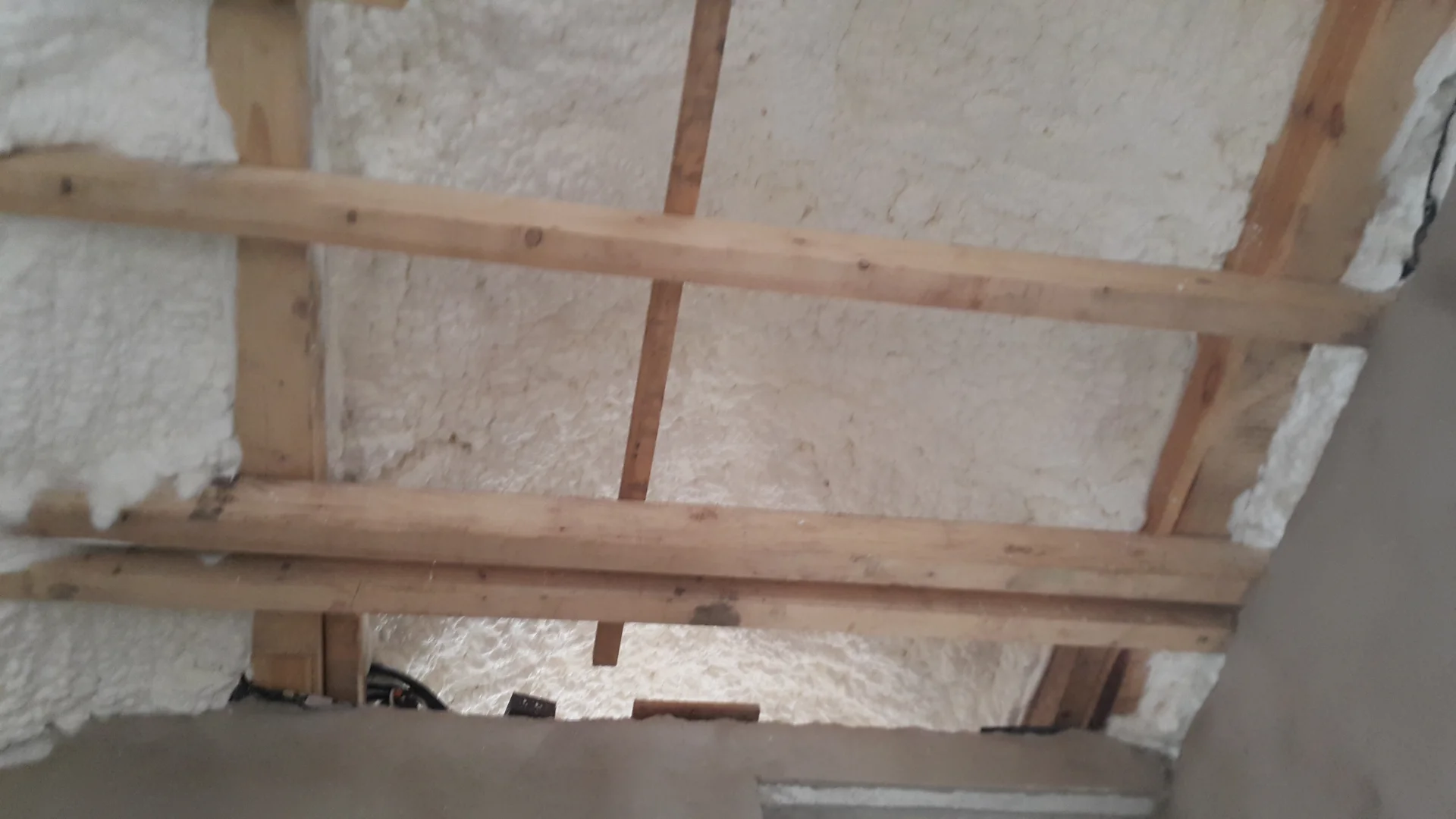 Aplikacja piany PUR Gąbin - koniec z gorącym poddaszem, zyskaj izolację w 100% odporną na gryzonie i kuny