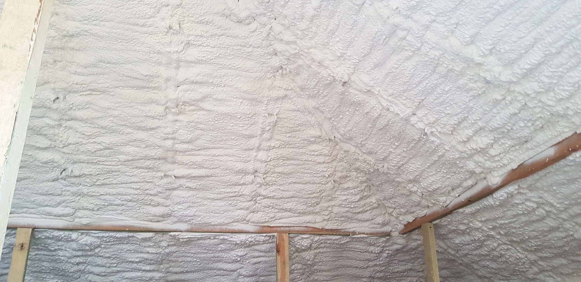 Gorące poddasze Ożarów Mazowiecki - wodoodporne zabezpieczenie dachu i systemy natryskowe przeciw upałom