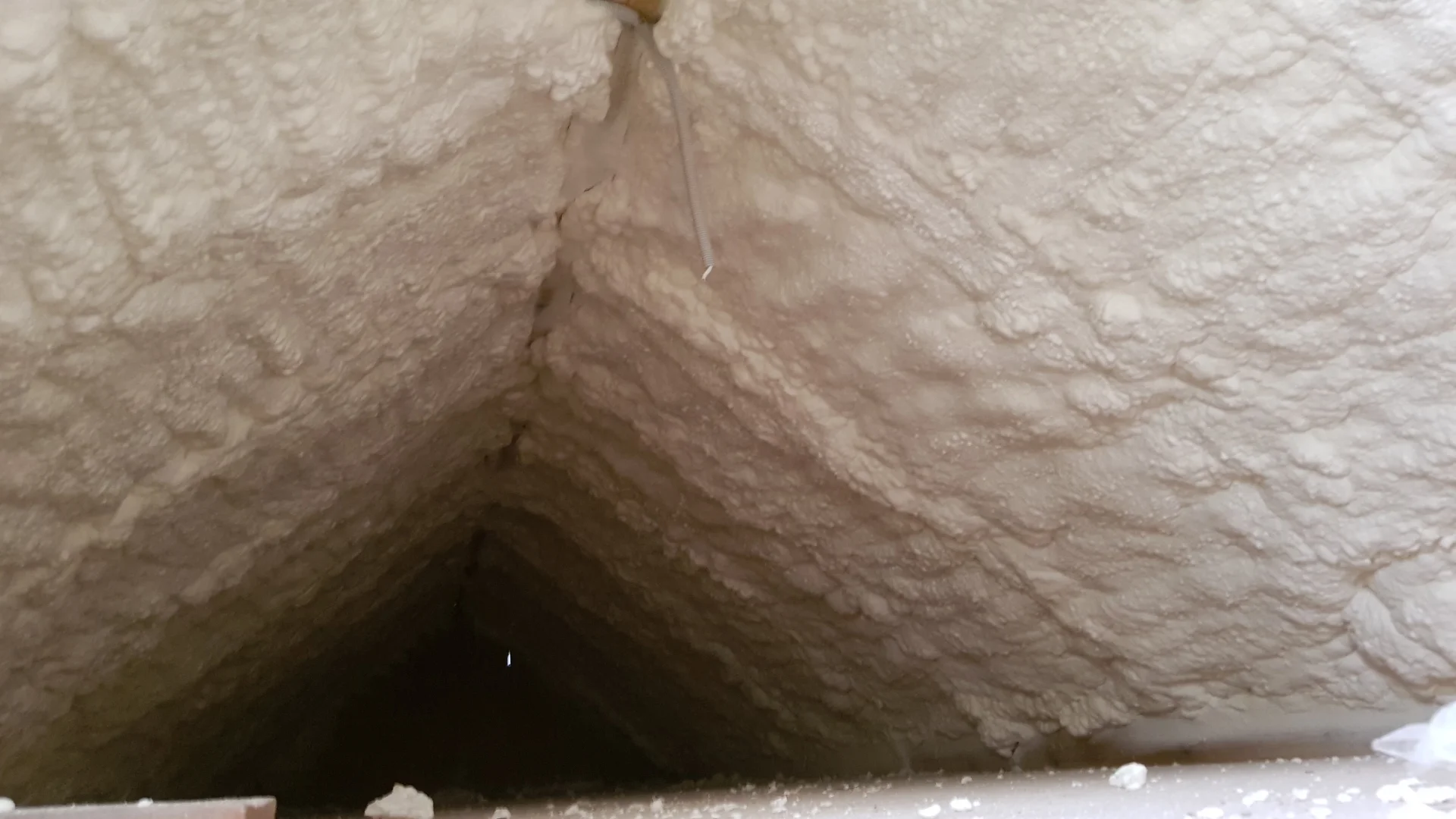 Izolacja pianą PUR w halach i magazynach – Standard 2026