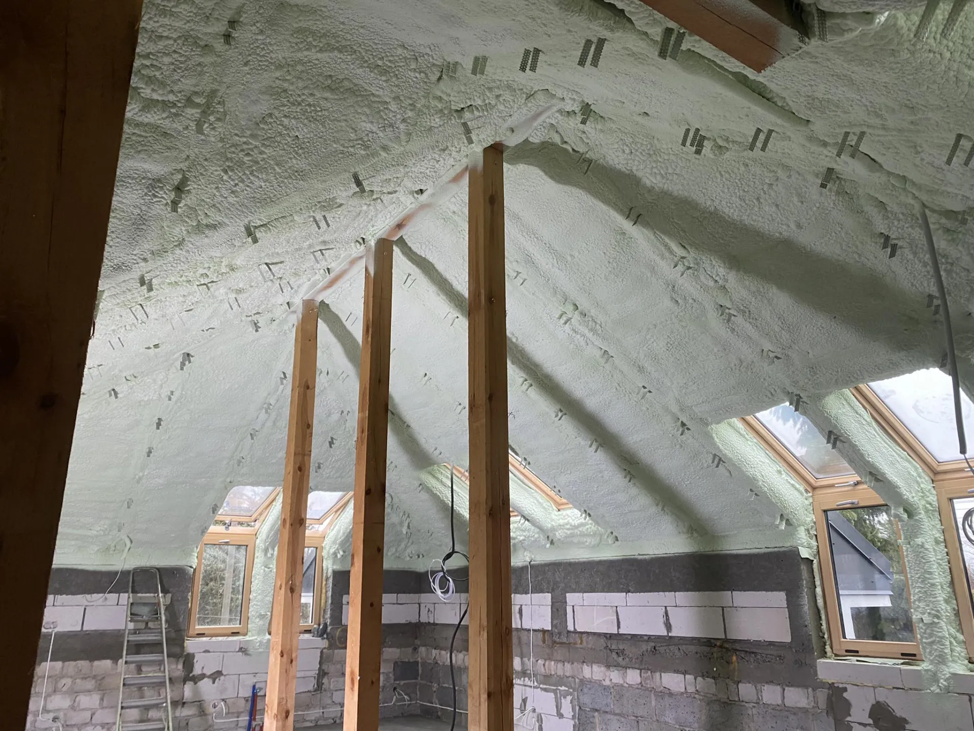 aplikacja piany pur izolacja akustyczna i termiczna