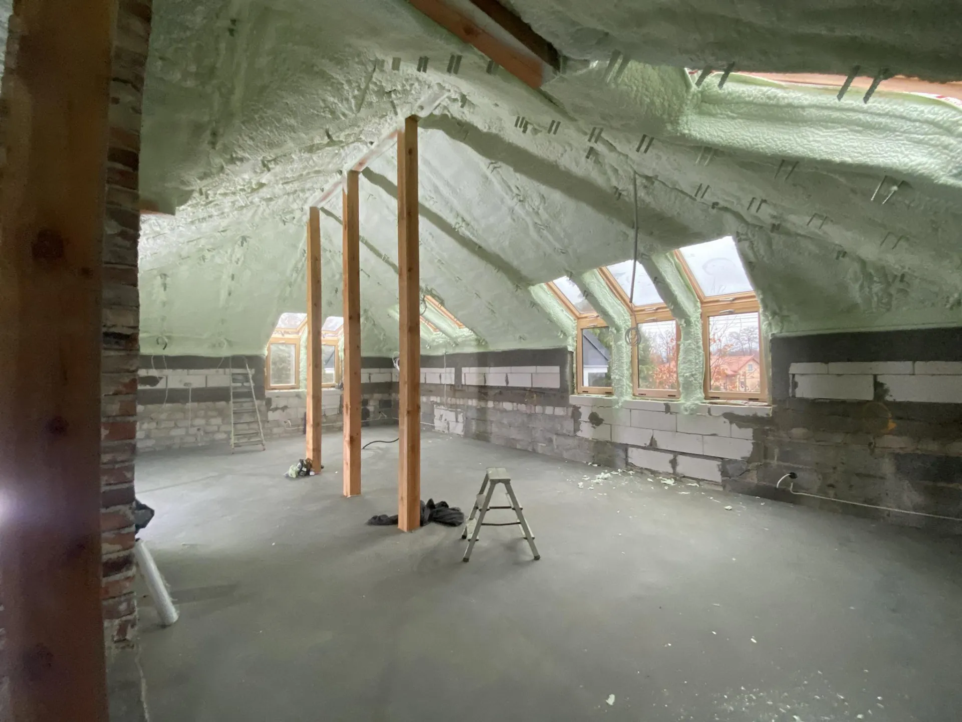 Harmonogram prac przy ocieplaniu poddasza — ile trwa natrysk i kiedy można kontynuować remont?