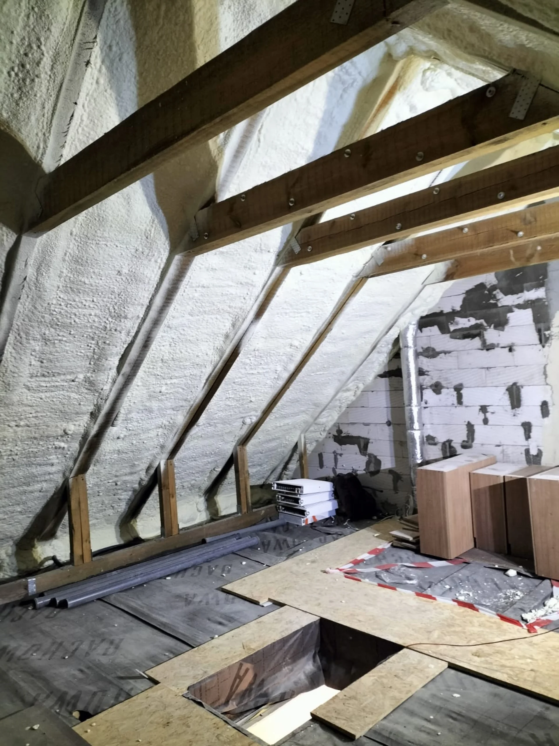 Izolacje domu Sanniki - izolacja piana kanadyjska certyfikowana to w 100% bezpieczny sposób na kuny i utratę ciepła