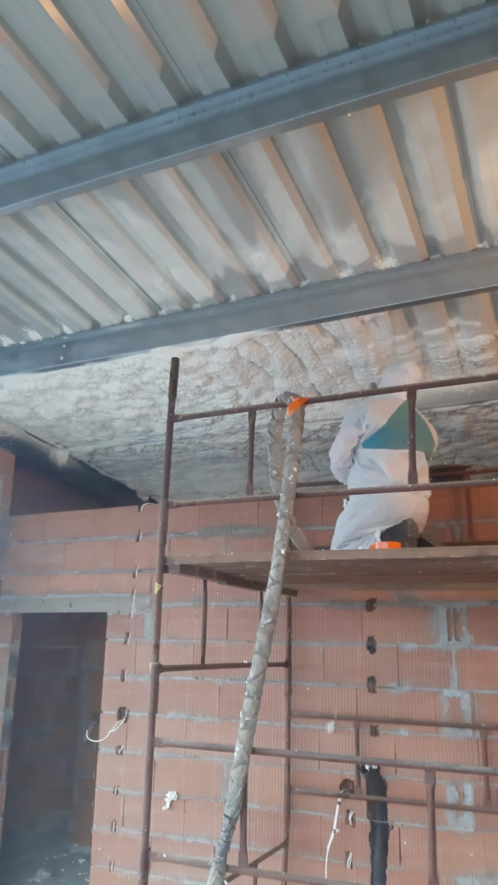 Izolacja pianką PUR Tłuszcz - ciepłe izolacje domu skutecznie eliminujące problematyczne przemarzanie ścian