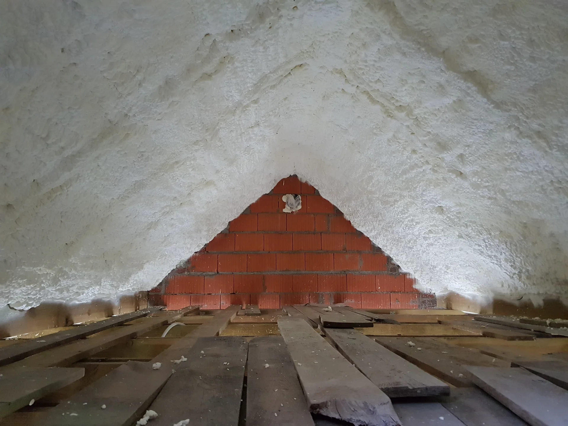 Izolacja PIR w Nowym Mieście nad Pilicą to ostateczna bariera odporna na kuny i doskonała ochrona przed hałasem z zewnątrz