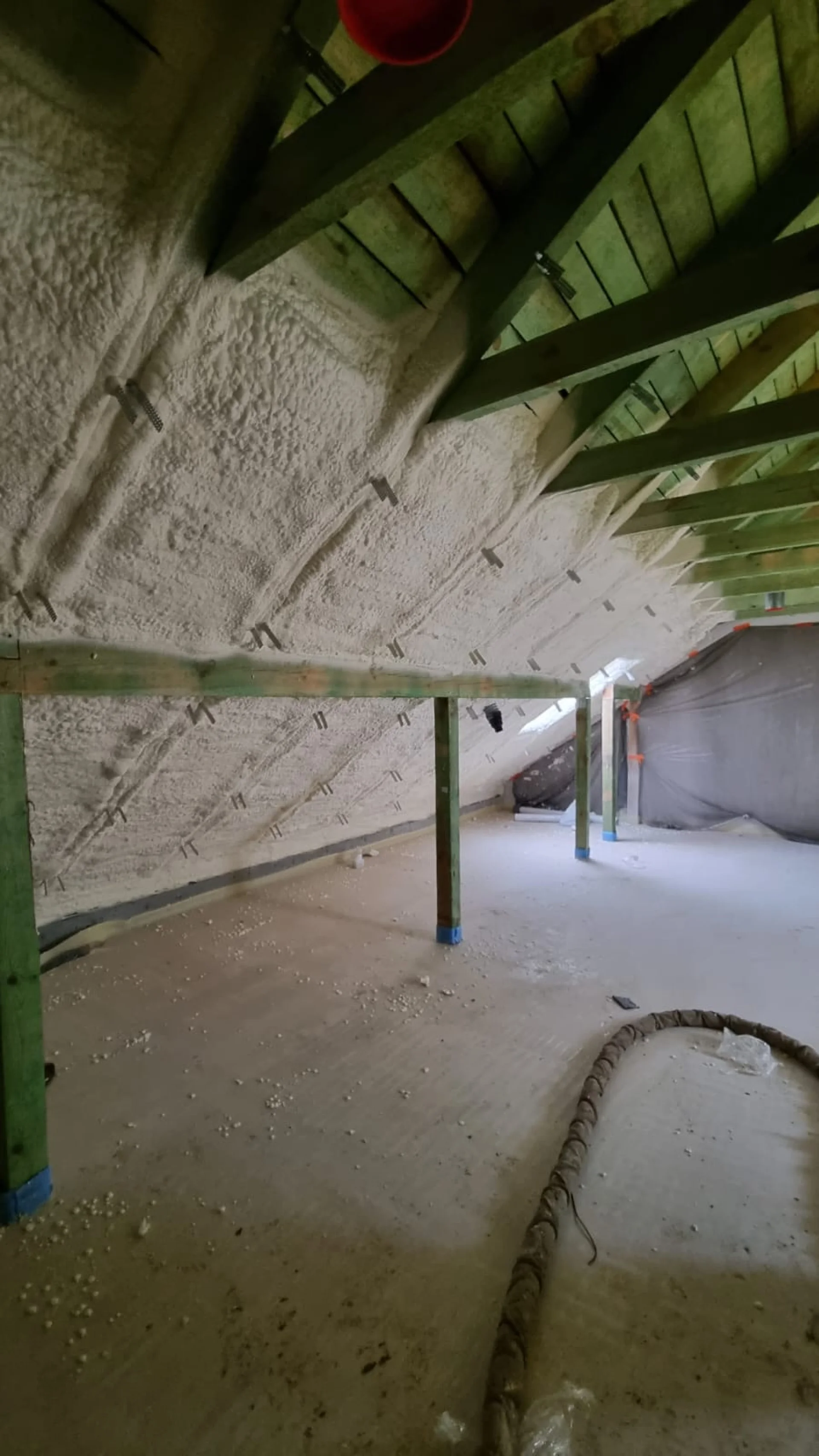 izolacja-natryskowa-poddasza-piana-lekka