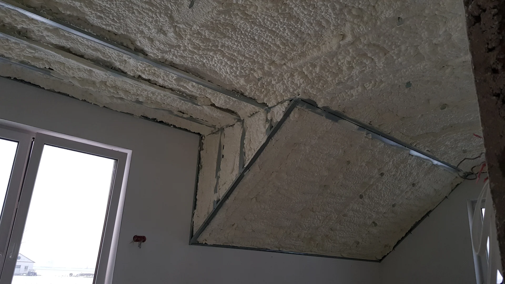 szczelna izolacja piana poliuretanowa ochrona przed halasem