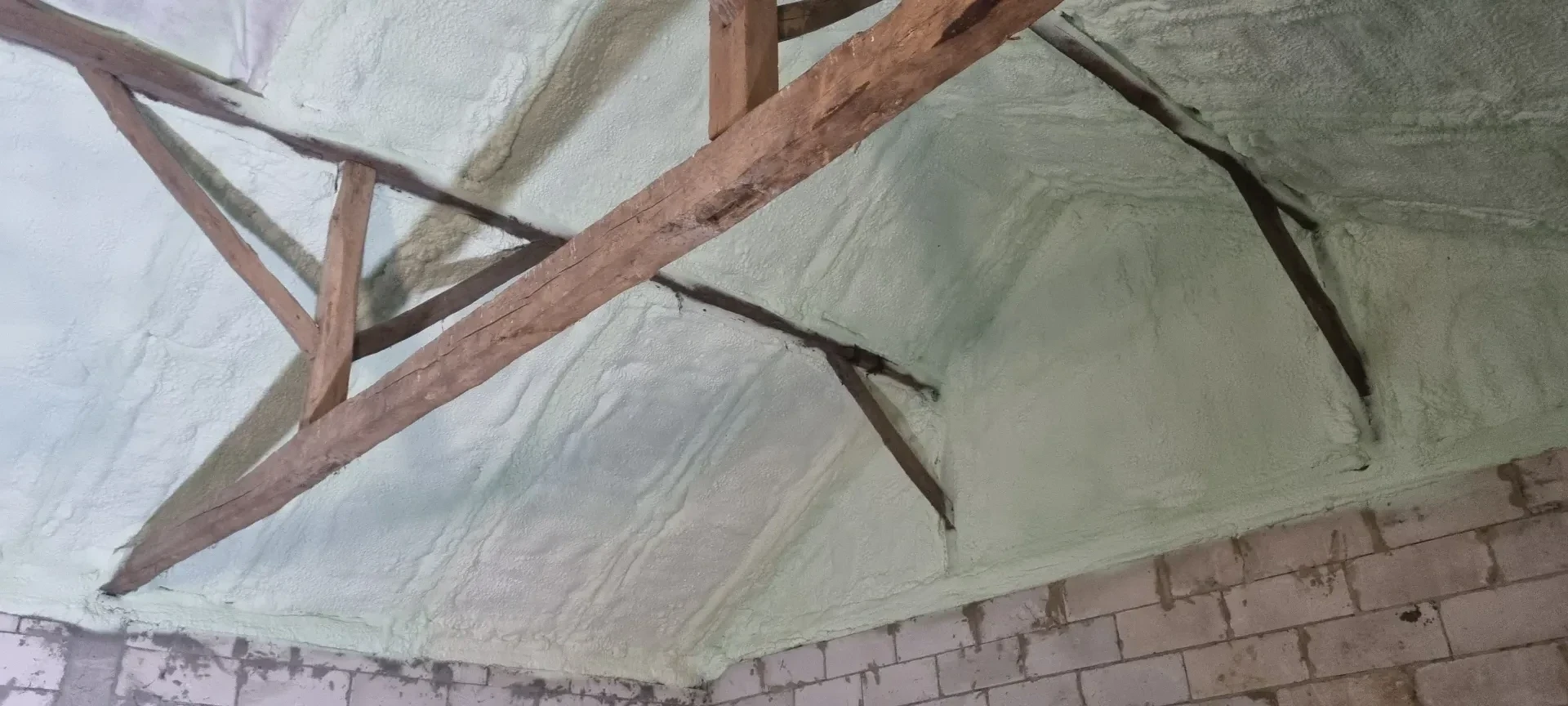 modernizacja domu piana izolacyjna obniza rachunki i skutecznie likwiduje przewiewy