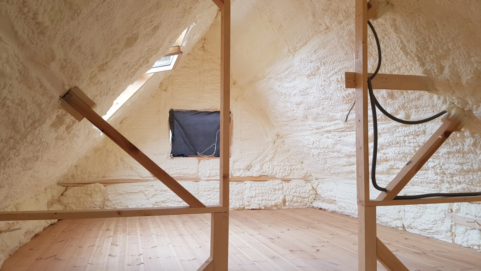 Naprawa dachu Brwinów - piana ekologiczna chroniąca przed upałem i niezawodna izolacja przeciw skropleniom