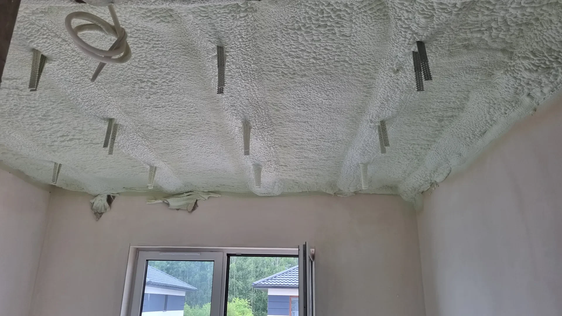 izolacja natryskowa piana pur szczelnosc termiczna