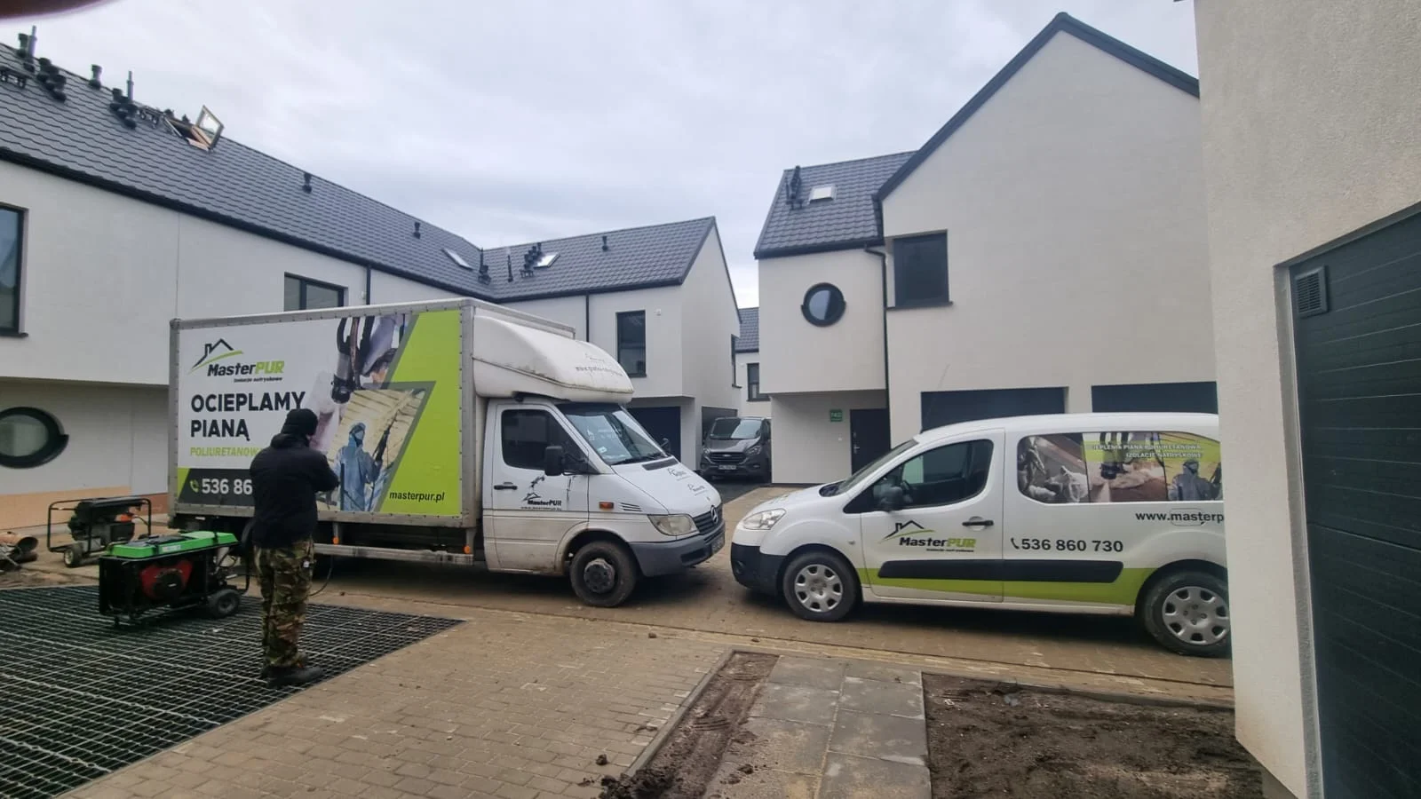 Natrysk izolacji Podkowa Leśna - innowacyjna piana nowej generacji zapewnia wodoodporną barierę i ekstremalną ochronę przed wiatrem