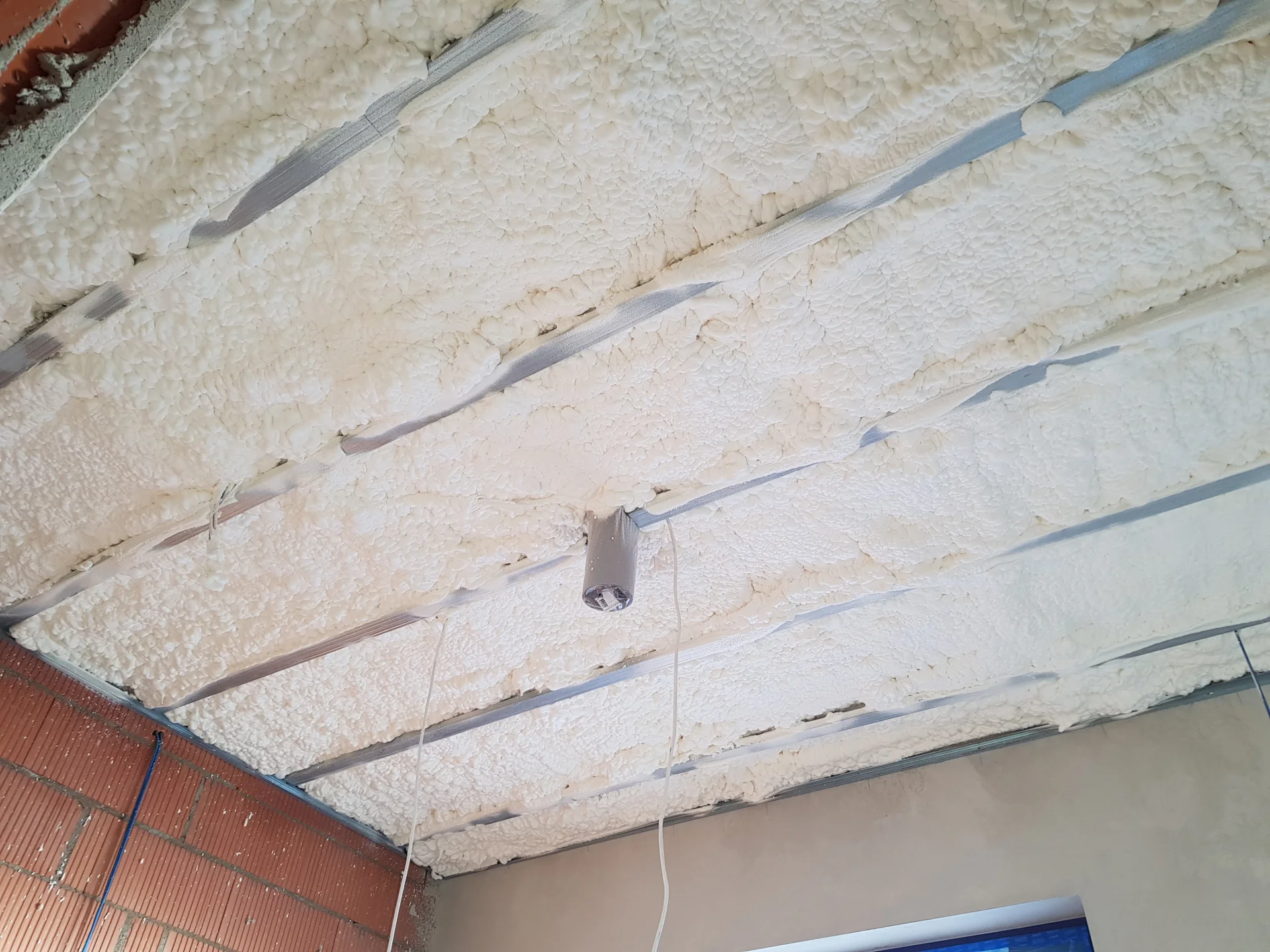 Natrysk piana amerykańska Tłuszcz - nowoczesne izolacje domu na uciekające ciepło materiałem który absolutnie nie pyli