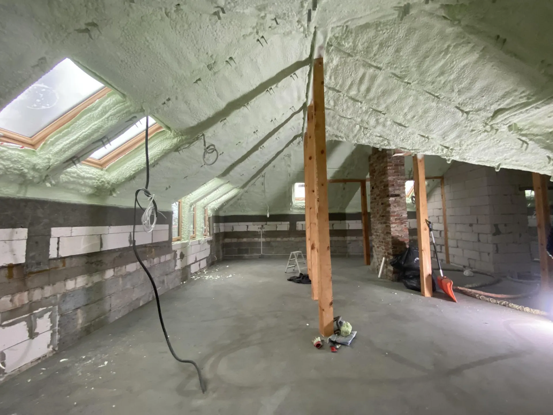 Ocieplenie izolacja PUR Łochów - lekka technologia gwarantująca szczelność i skuteczna naprawa po kunach