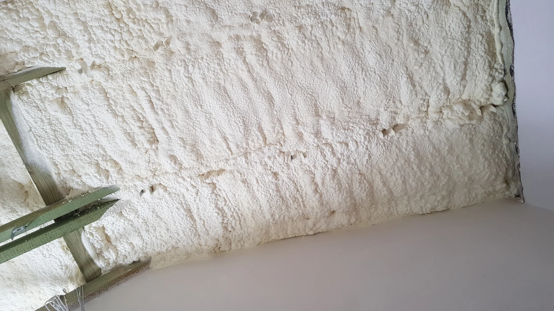 Ocieplenie systemami natryskowymi w Myszyńcu to koniec z gorącym poddaszem i ekstremalna ochrona dzięki parametrowi Lambda 0,022