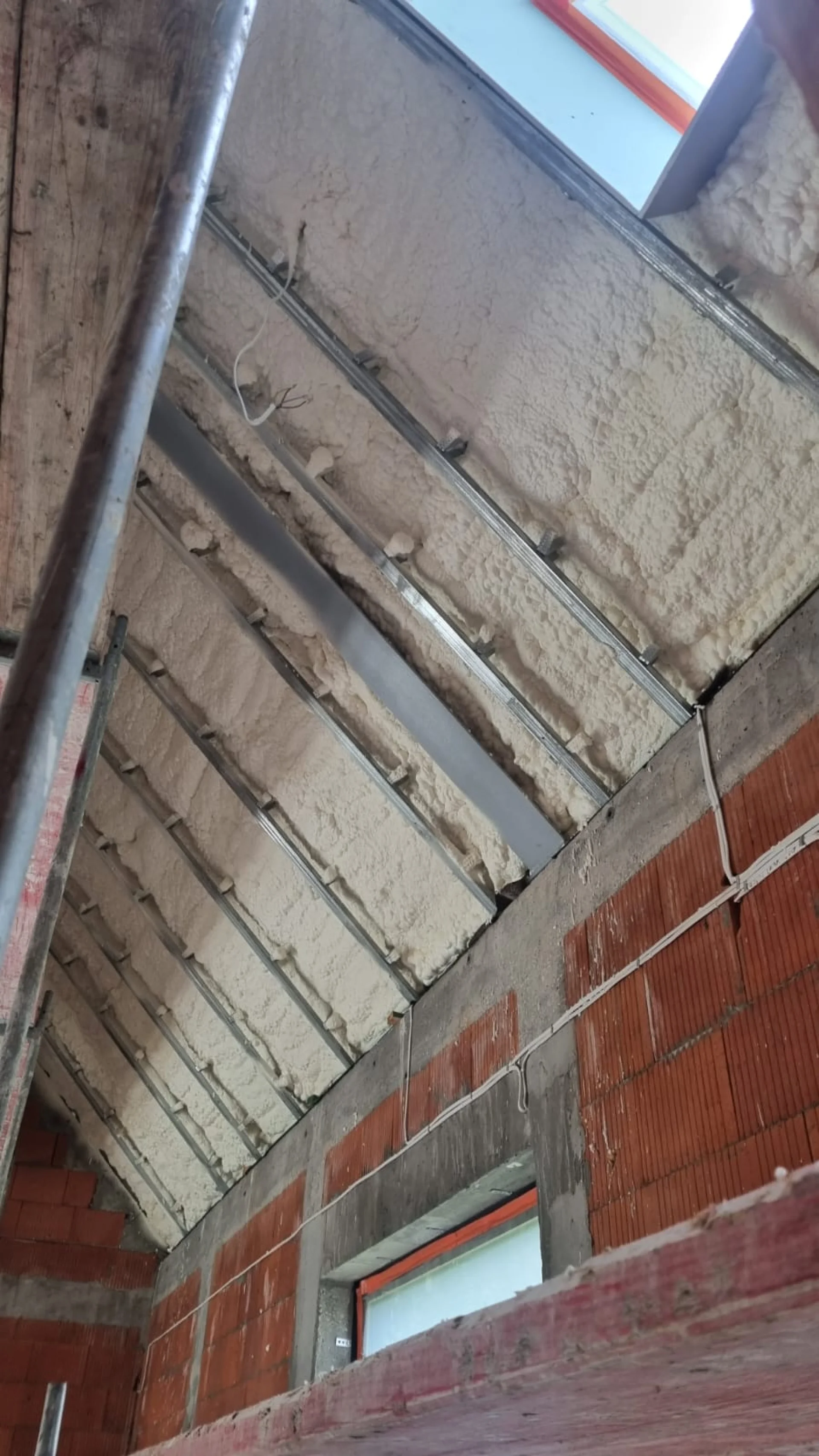 Natrysk poliuretanu Łomianki - profesjonalna lekka izolacja na nieszczelny dach zapobiegająca ucieczce ciepła