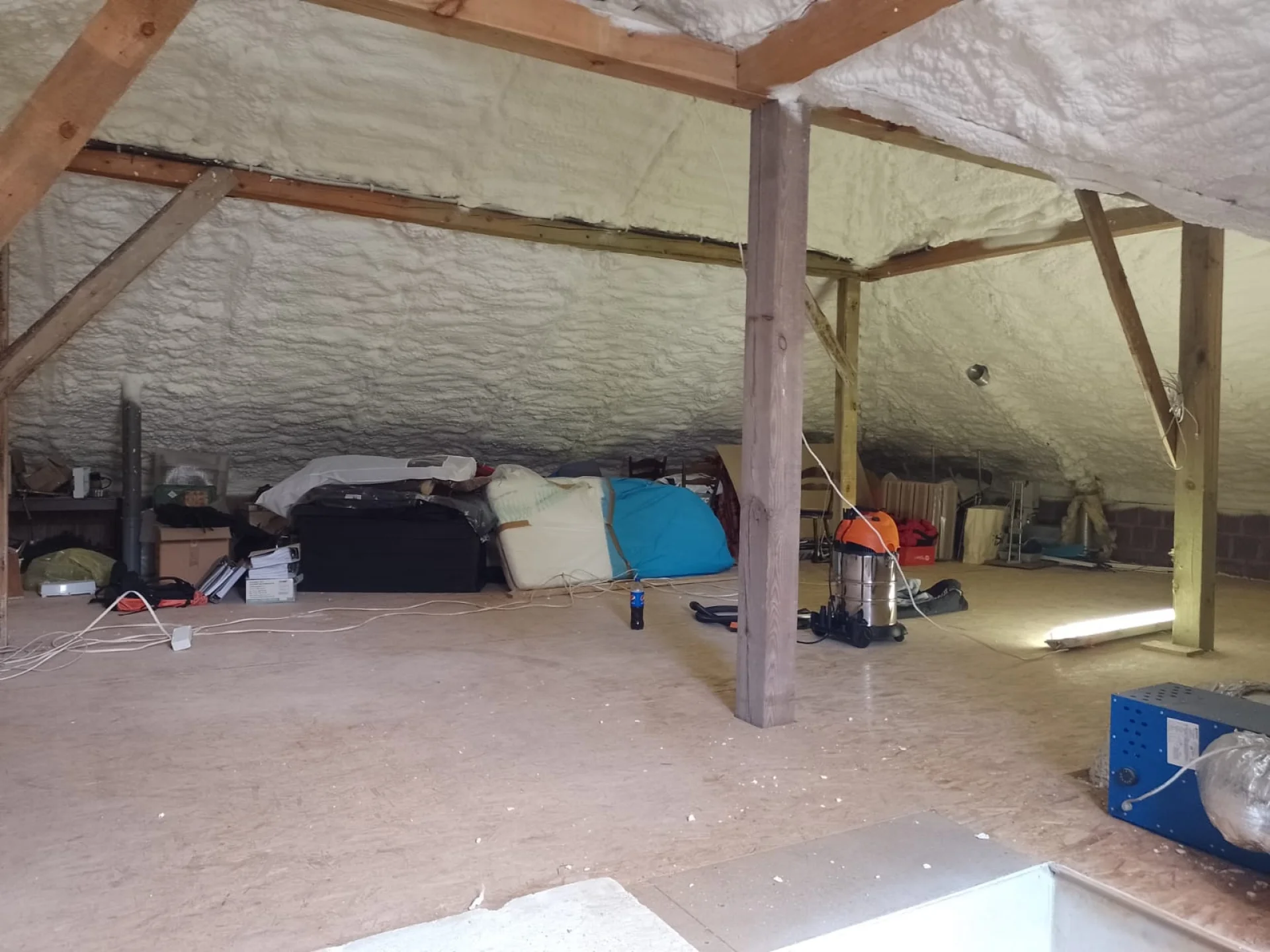 uszczelnienie-scian-piana-izolacyjna-przeciw-szkodnikom