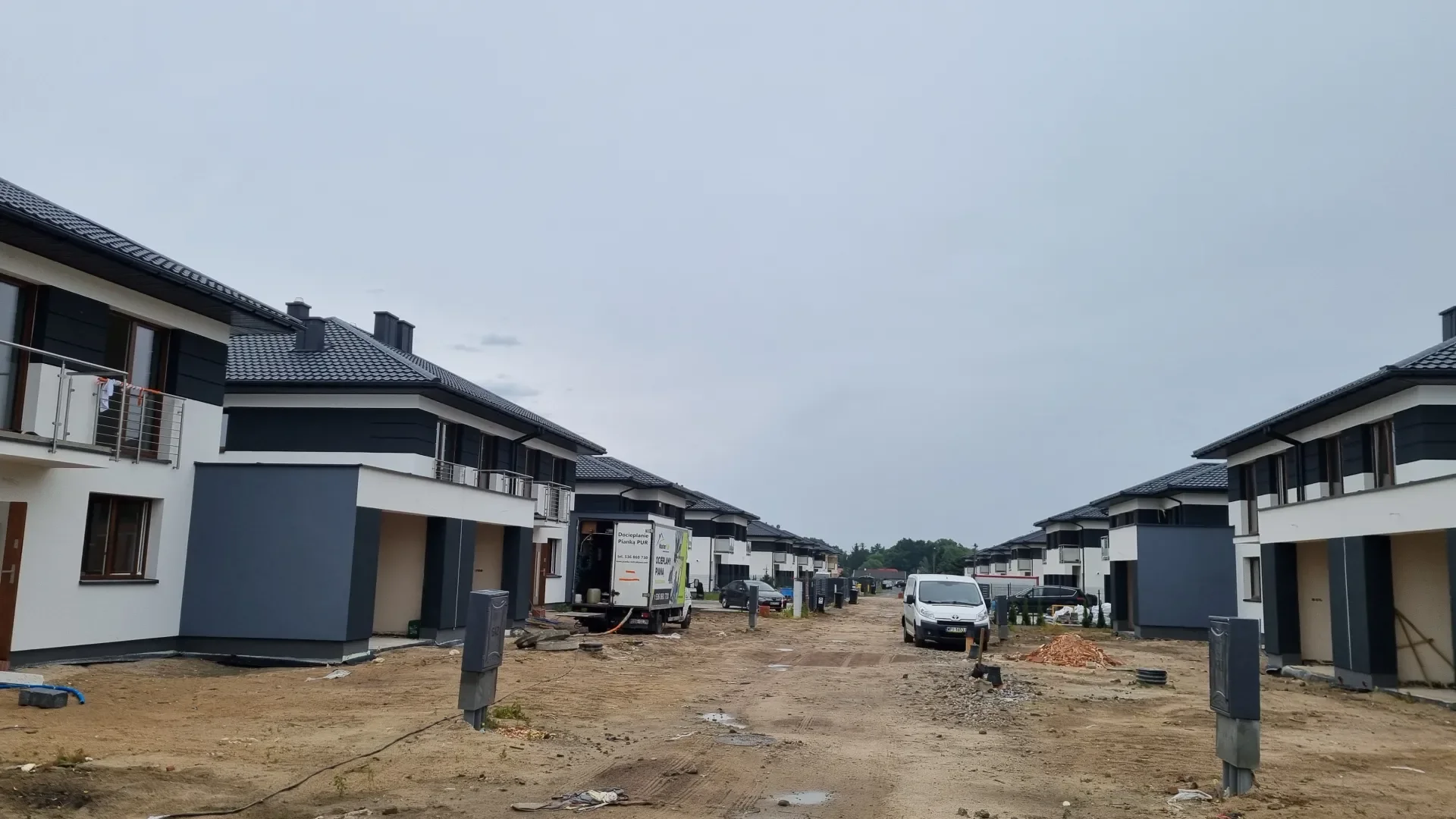 Wykonanie izolacji zamkniętokomórkowej Ciechanów - potężna bariera termiczna i ochrona przed przemarzaniem ścian