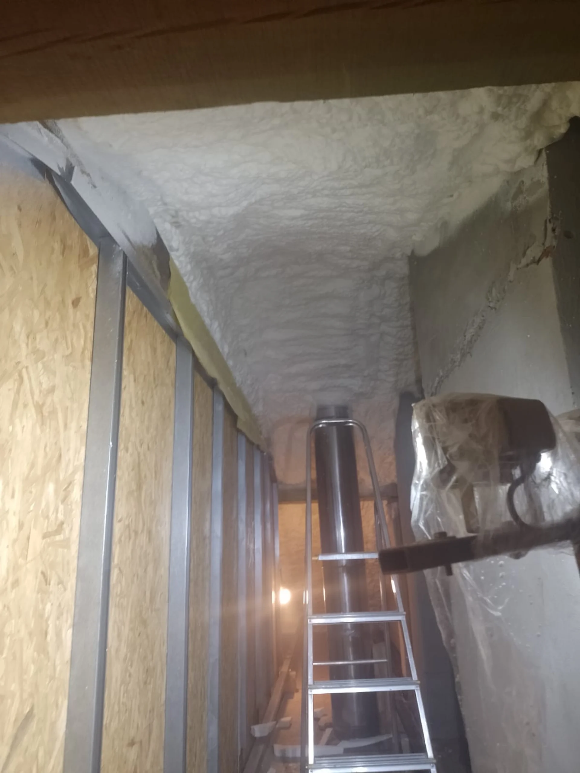 Wymiana izolacji Tarczyn - trwała piana izolacyjna to skuteczna naprawa po kunach