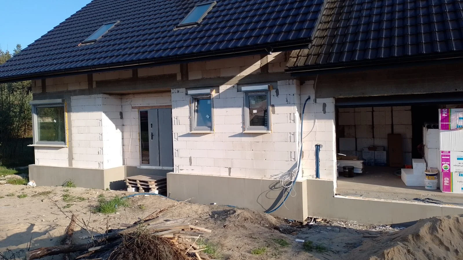 Wymiana izolacji w Wyszkowie - monolityczna warstwa piany i polimocznika gwarantująca likwidację przewiewów na poddaszu