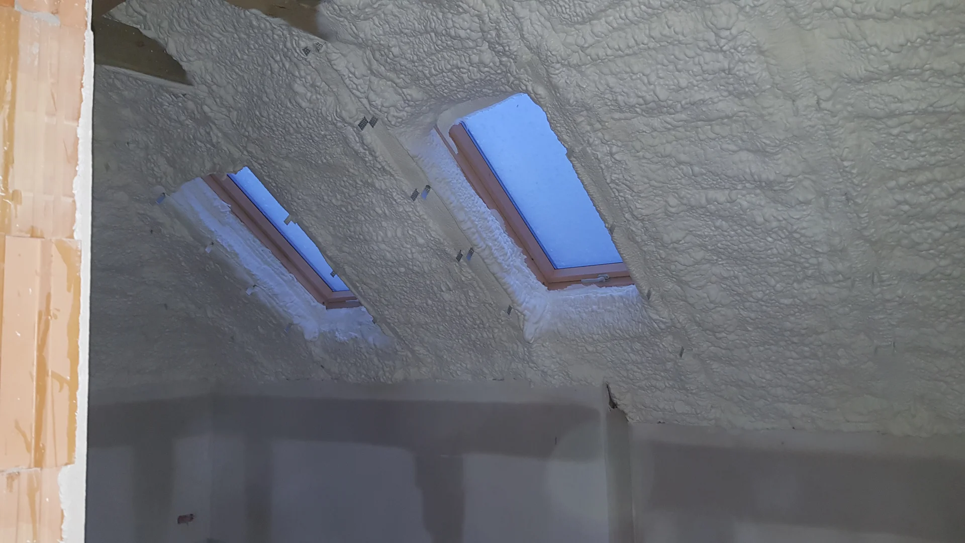 Systemowa ochrona poddasza: Jak piana PUR zatrzymuje kuny i straty ciepła?