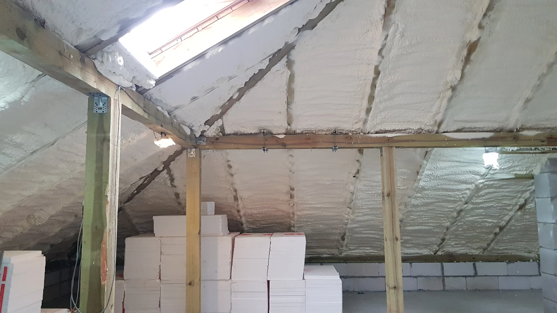 Wymiana wełny Iłża - trwała piana PIR całkowicie eliminuje problem jakim jest przemarzanie ścian