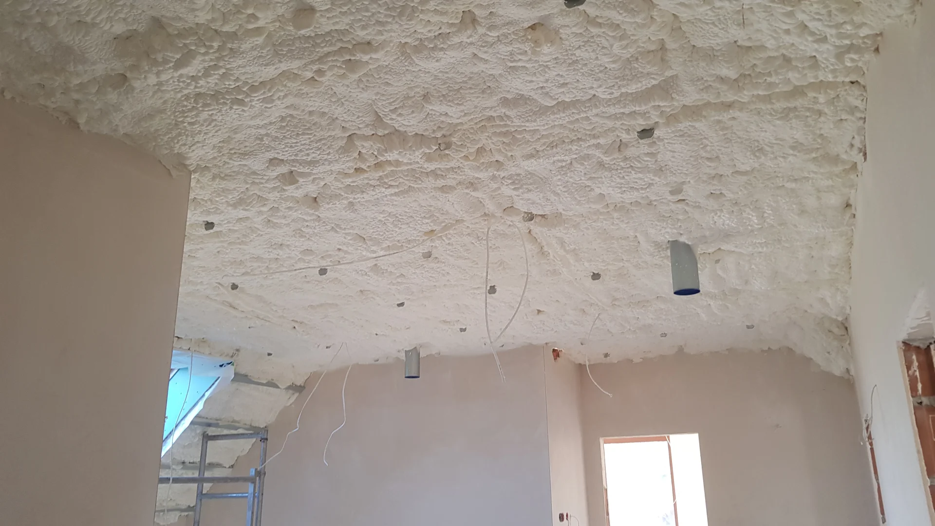 Wypianowanie poddasza Radzymin - innowacyjna piana HFO niepalna i wybitna ochrona przed wiatrem