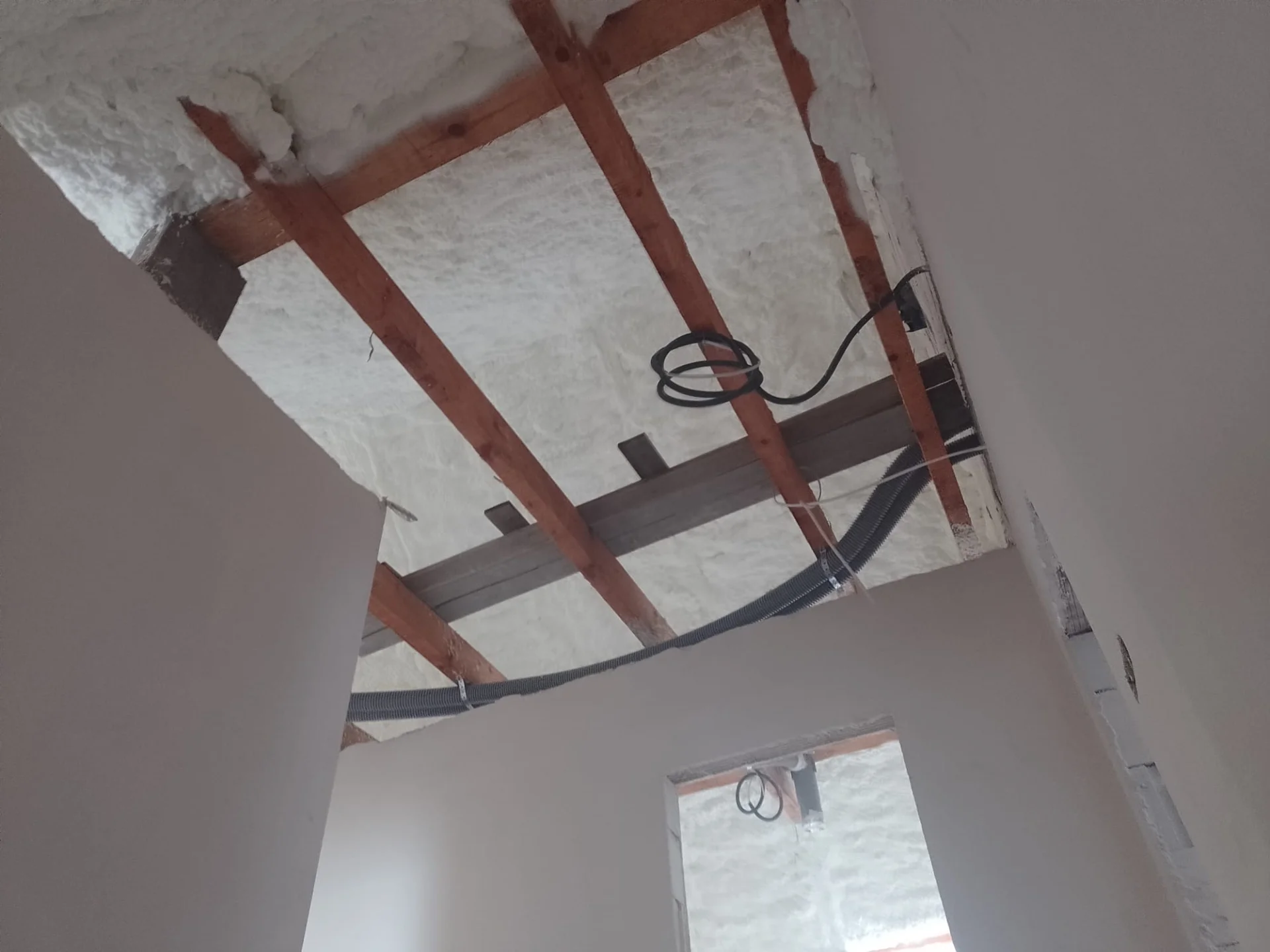 Zabezpieczenie poddasza Serock - bezwonna piana amerykańska i bezkompromisowy system stop kunom dla Twojego domu