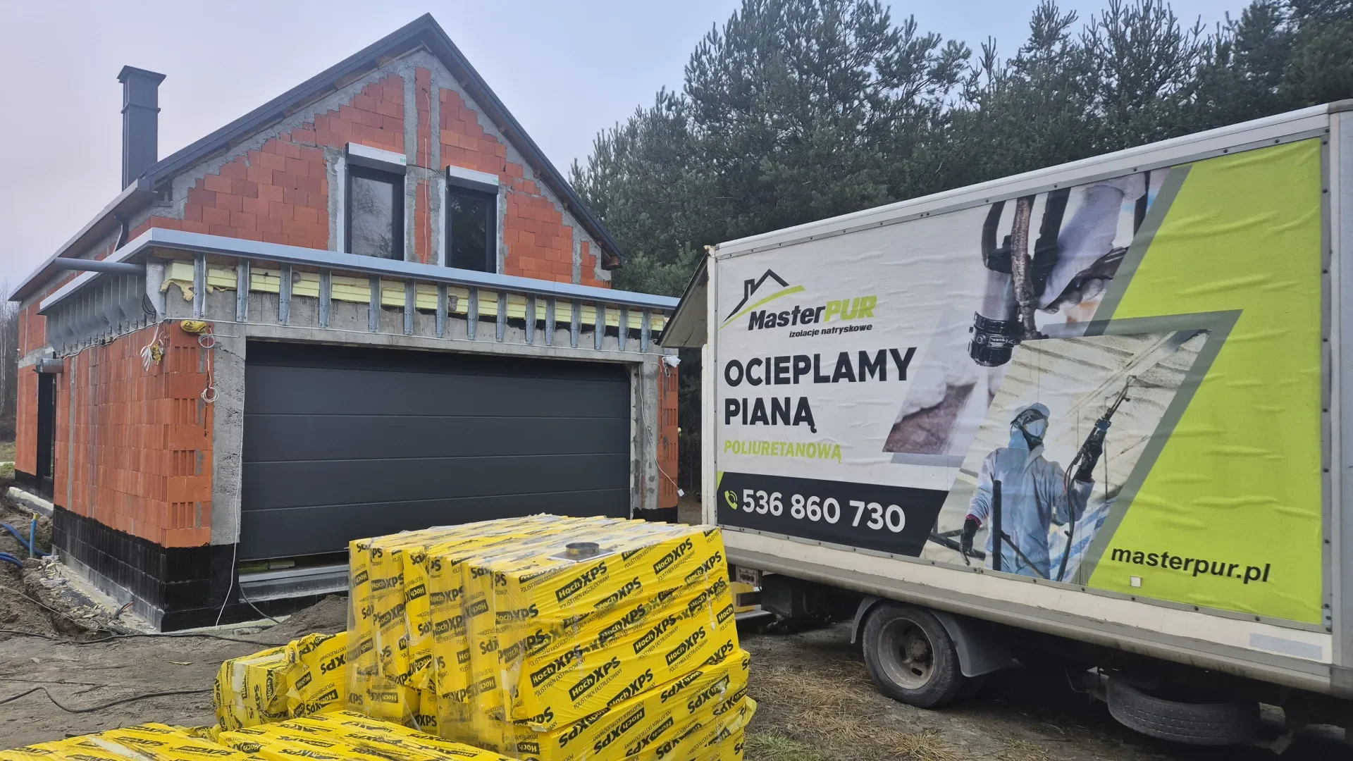 Izolacja poddasza pianą PUR przed stelażami