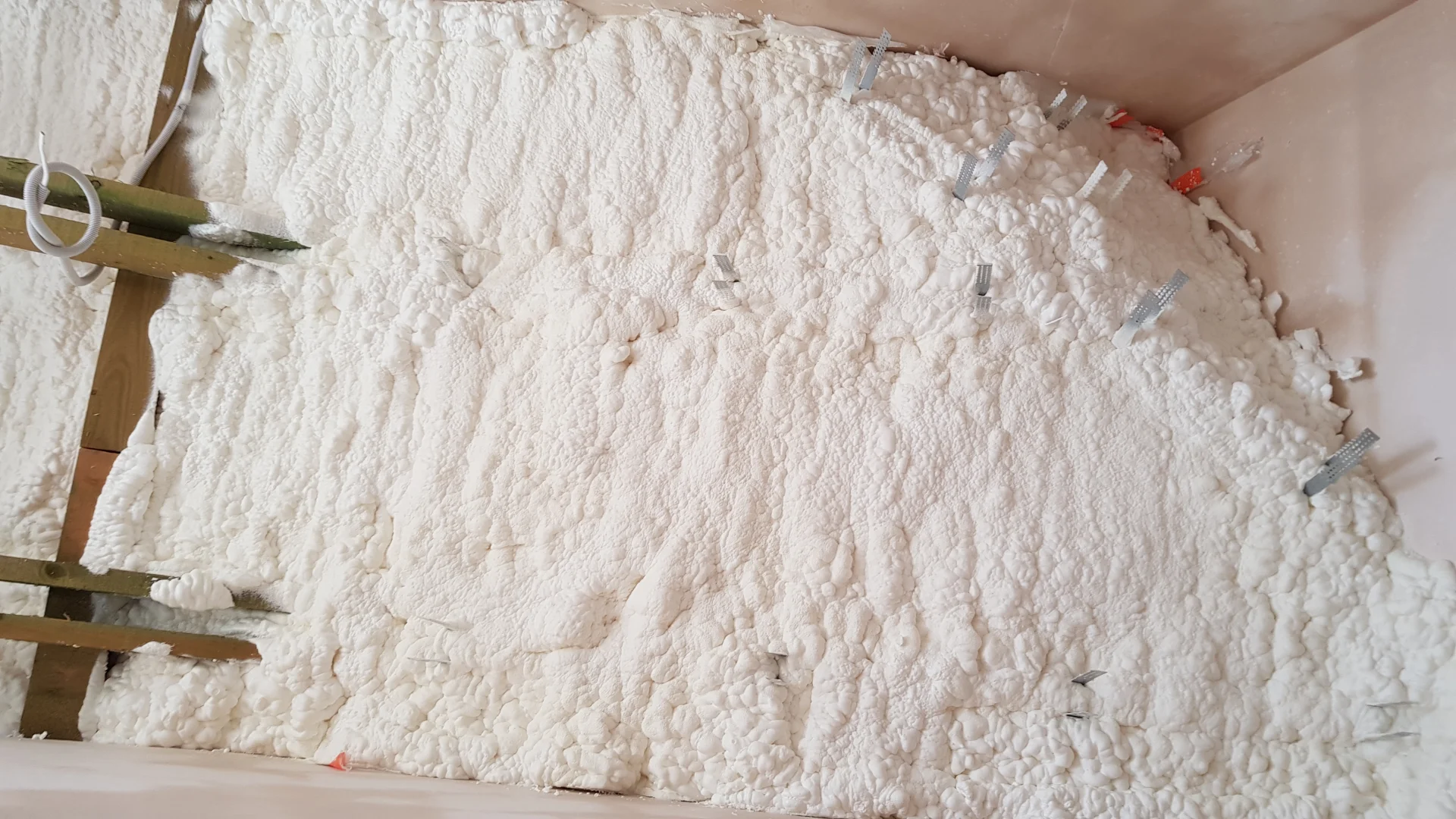 naprawa izolacji po kunach pianą pur