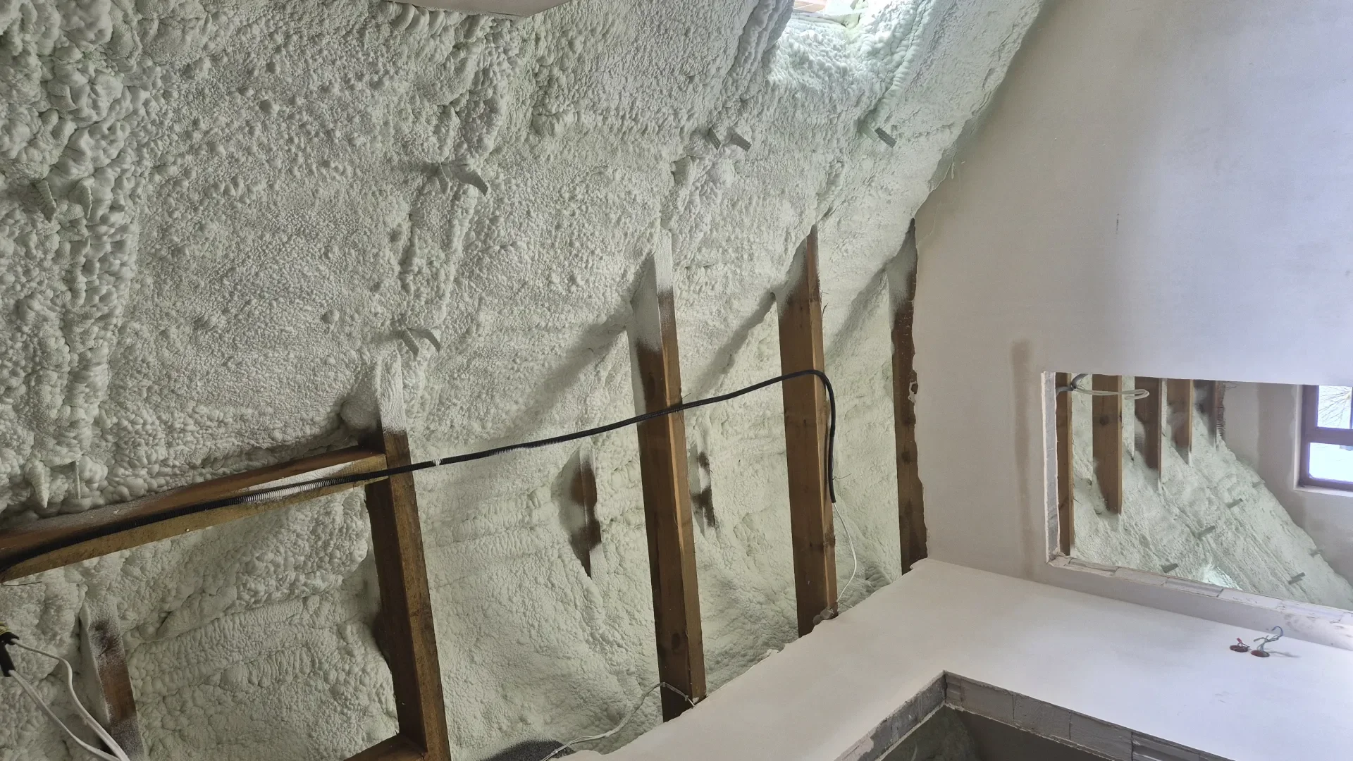 Fizyka nieszczelności: Dlaczego piana PUR eliminuje przeciągi?