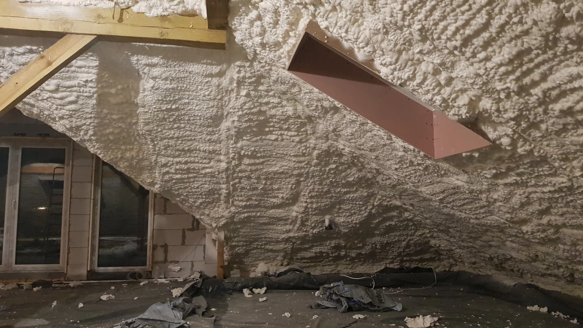 Modernizacja dachu Białobrzegi - piana izolacyjna bezpieczna dla zdrowia to idealny sposób na gorące poddasze latem