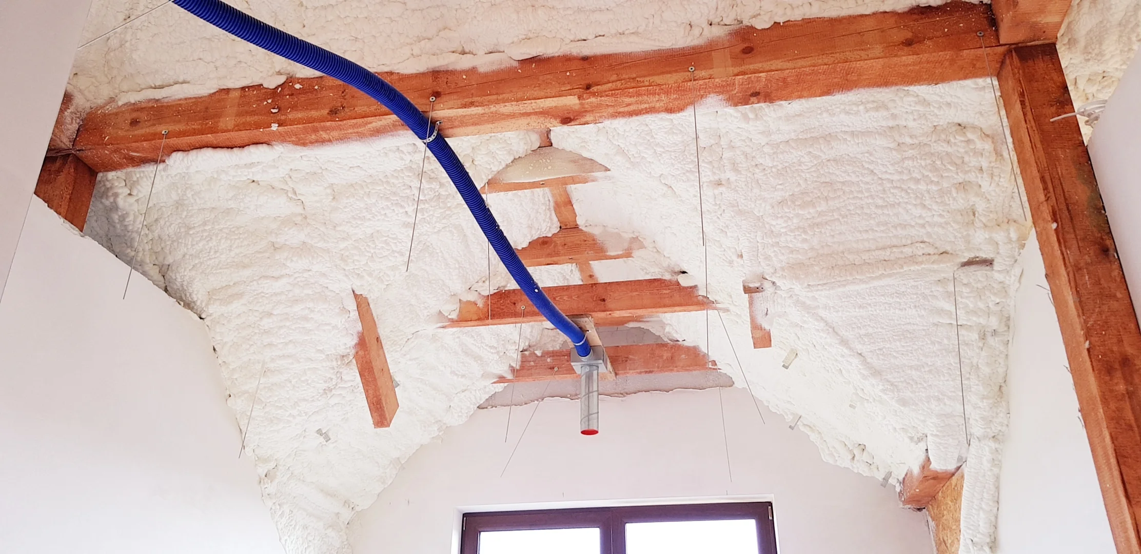 Monolityczna warstwa izolacji z piany PUR chroni dom parterowy przed wysokimi rachunkami za ogrzewanie