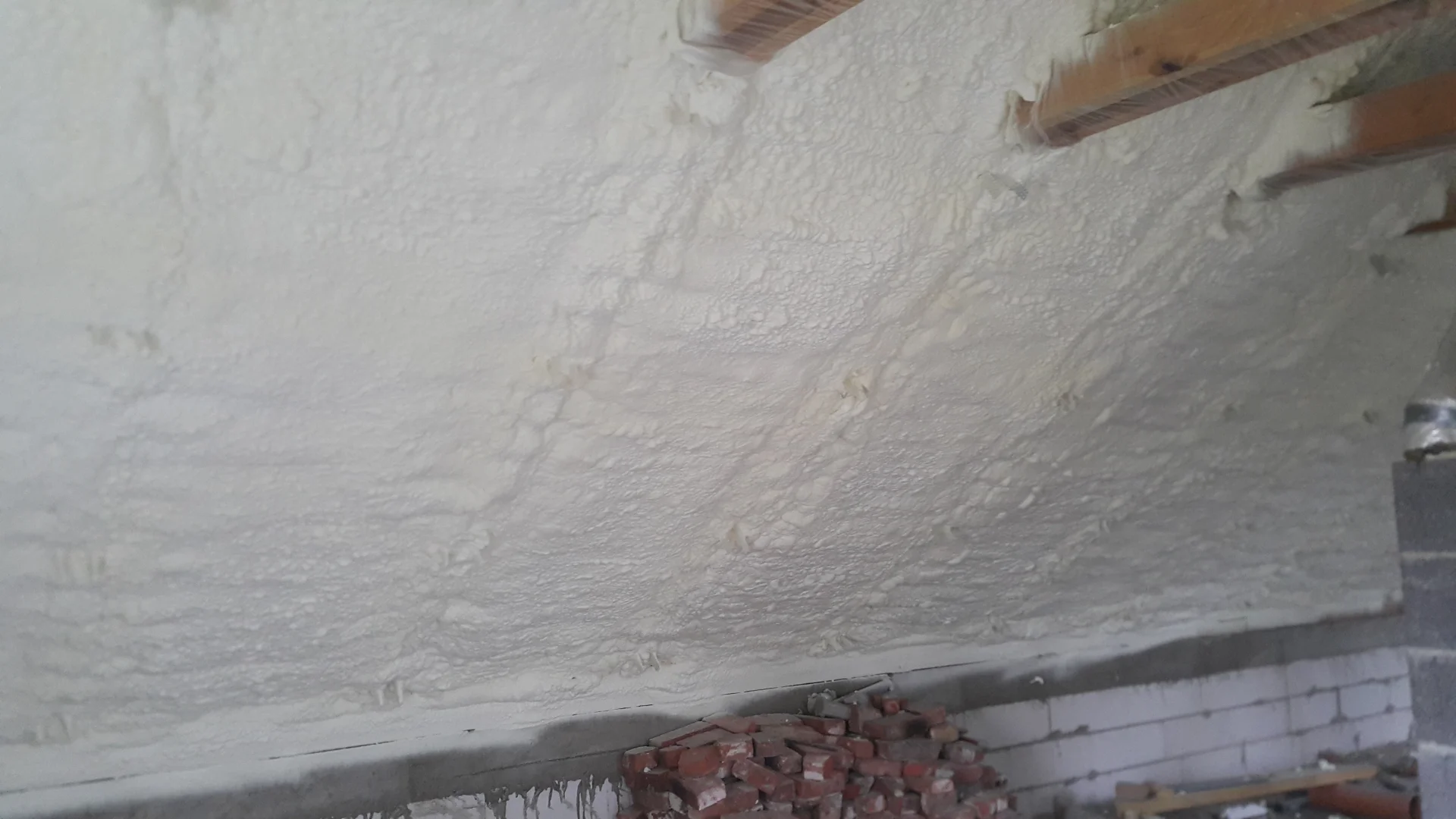 Pianowanie poddasza Kobyłka - wyciszająca bariera z piany jako skuteczne rozwiązanie na grzyba i hałas z trasy S8