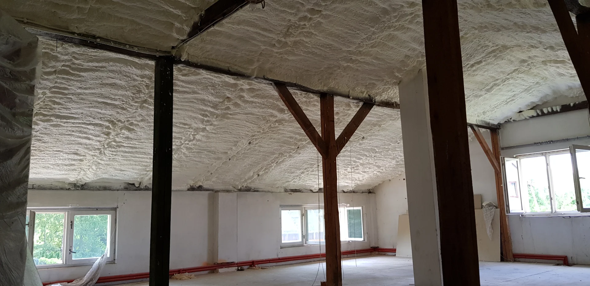 Nakładanie piany Łochów - trwała powłoka polimocznikowa i niezawodna izolacja na grzyba