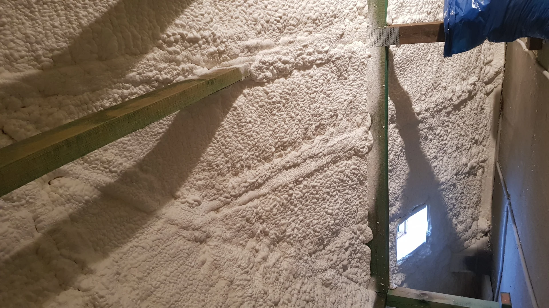 szczelna-izolacja-poddasza-pianka-pur-ochrona-przed-szkodnikami