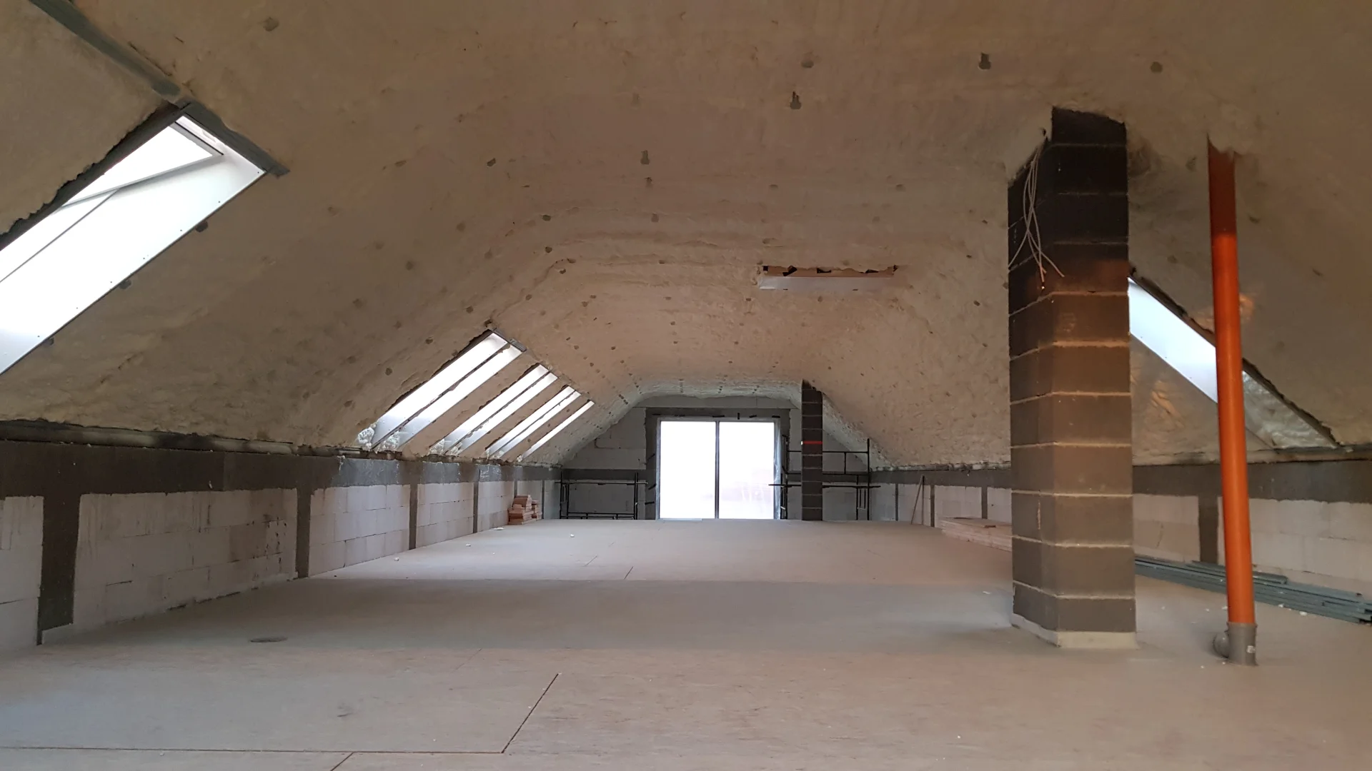 natrysk piany pur zapobiegający skraplaniu wody