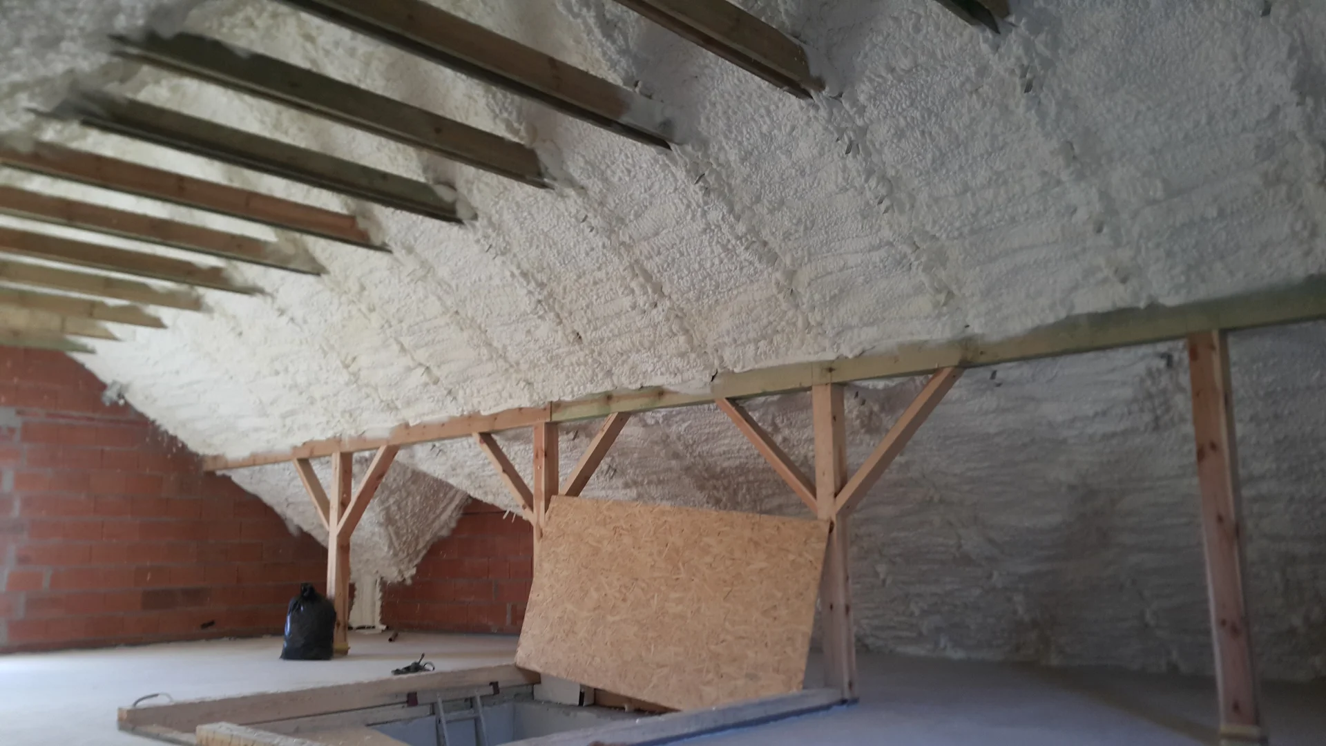 nieszczelny-dach-naprawa-pianka-poliuretanowa