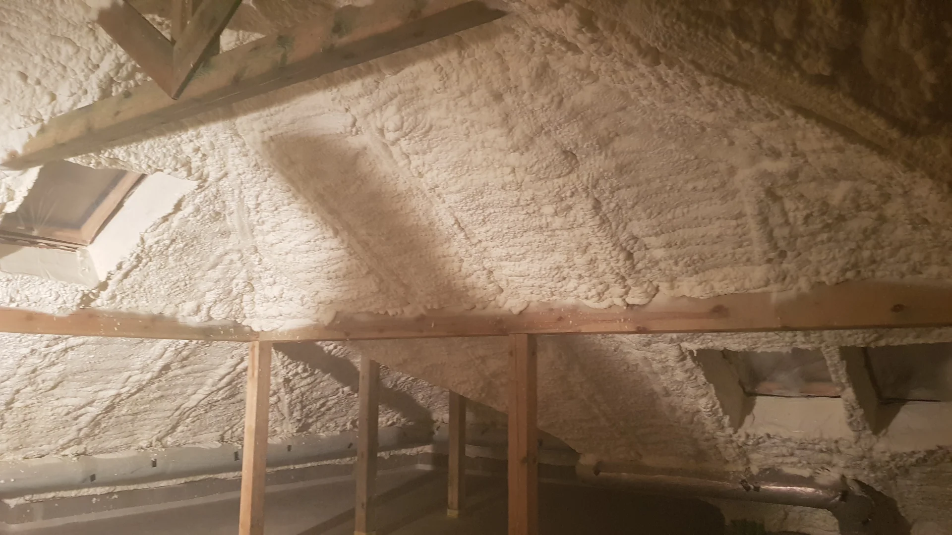 naprawa-nieszczelnego-dachu-piana-pur-sztywna