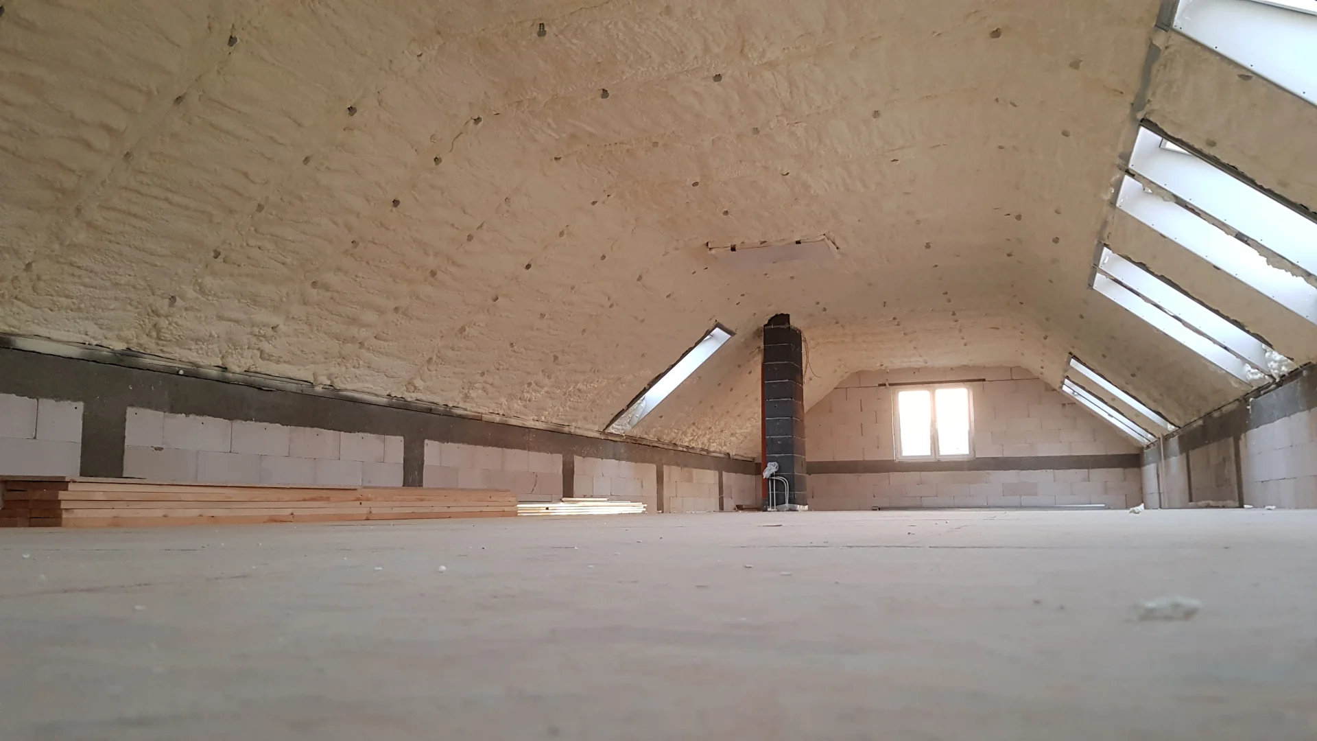 Na jakie podłoża można stosować pianę PUR? Poradnik eksperta