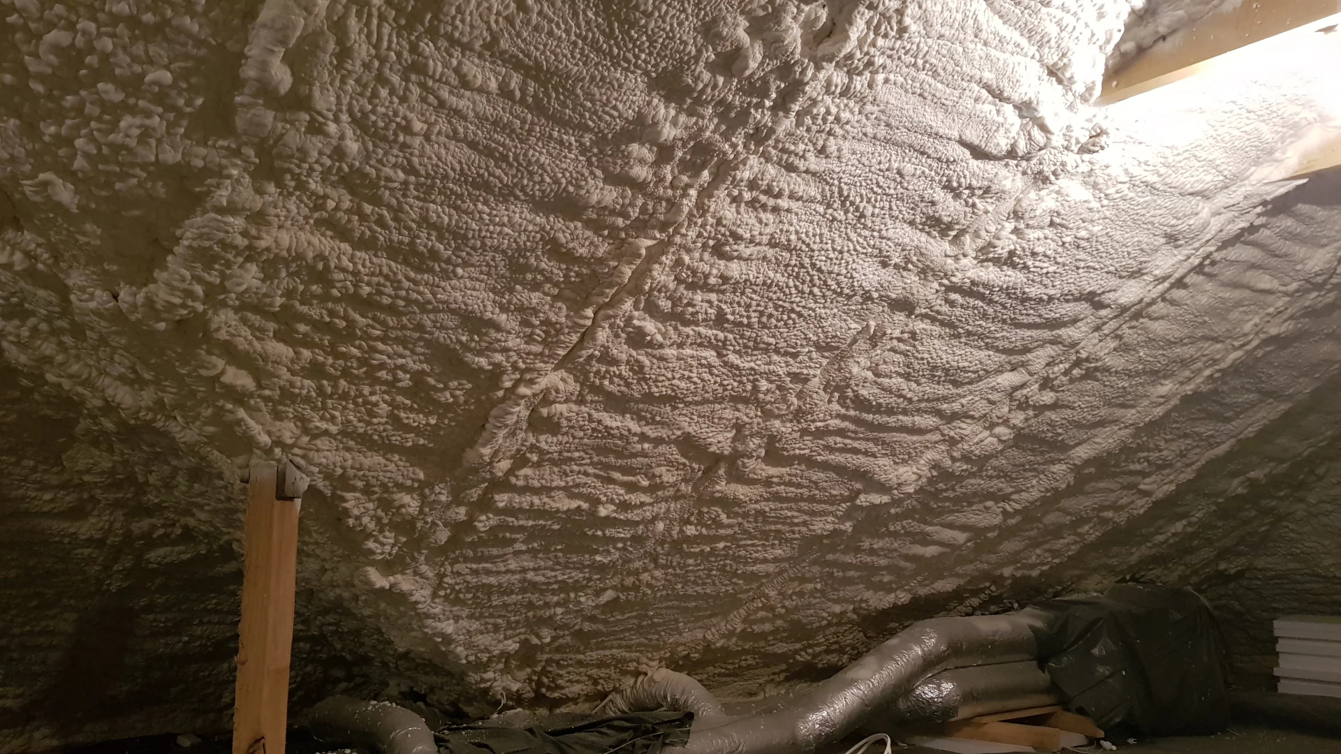 nieszczelny-dach-bezpieczna-izolacja-pianka-pur